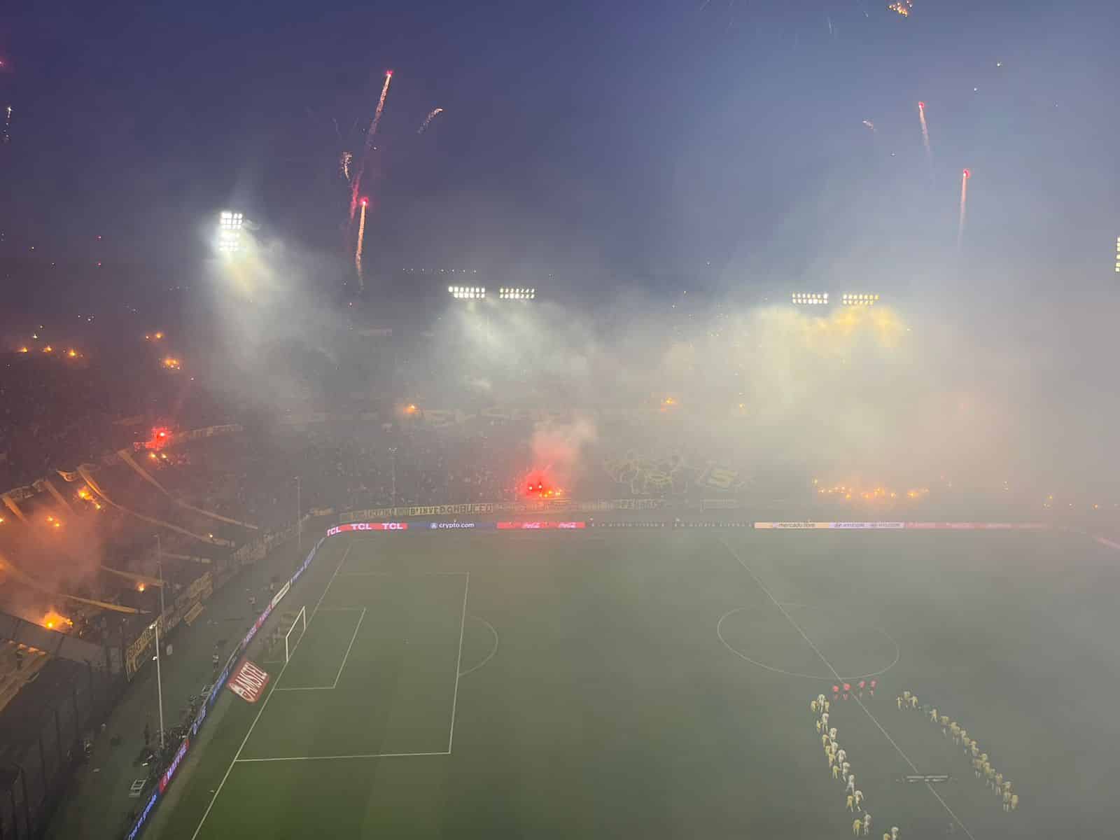 Elimina&ccedil;&atilde;o do Flamengo come&ccedil;ou na festa digna de Libertadores da torcida do Pe&ntilde;arol