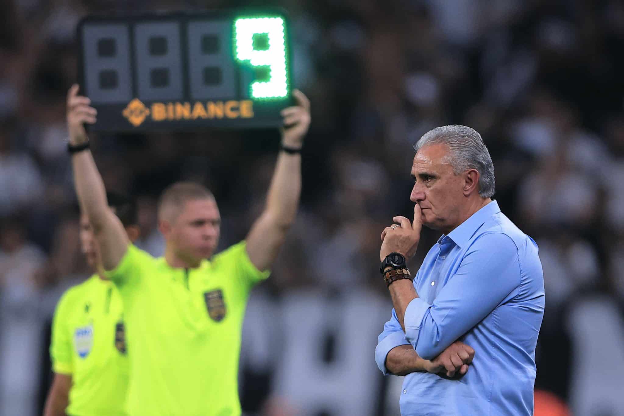 Com nova &lsquo;dor de cabe&ccedil;a&rsquo;, Tite e preparador explicam por que o DM do Flamengo est&aacute; t&atilde;o cheio
