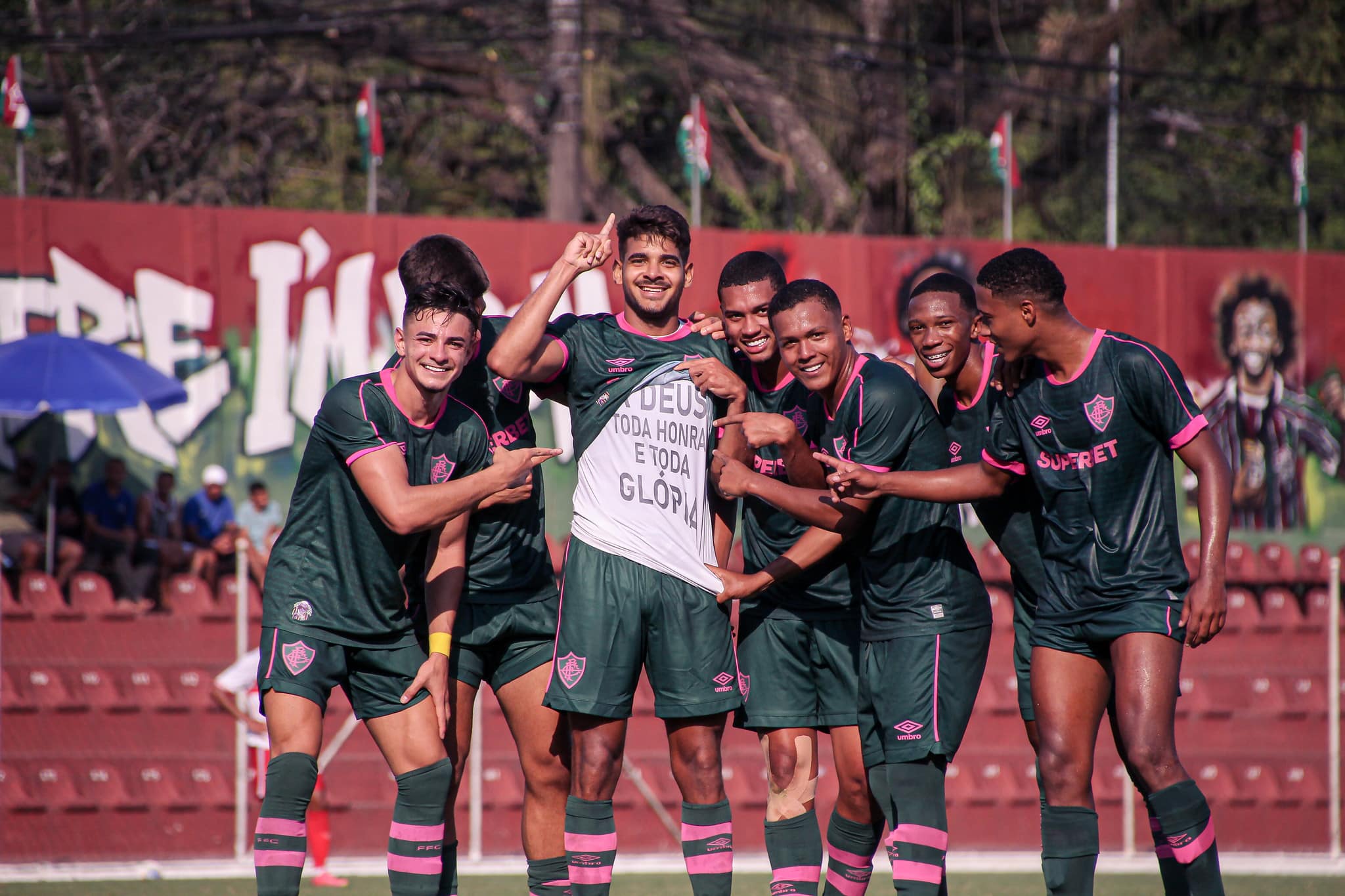 Jogadores do Fluminense celebram vit&oacute;ria sobre o CRB, na primeira rodada do Brasileiro de Aspirantes