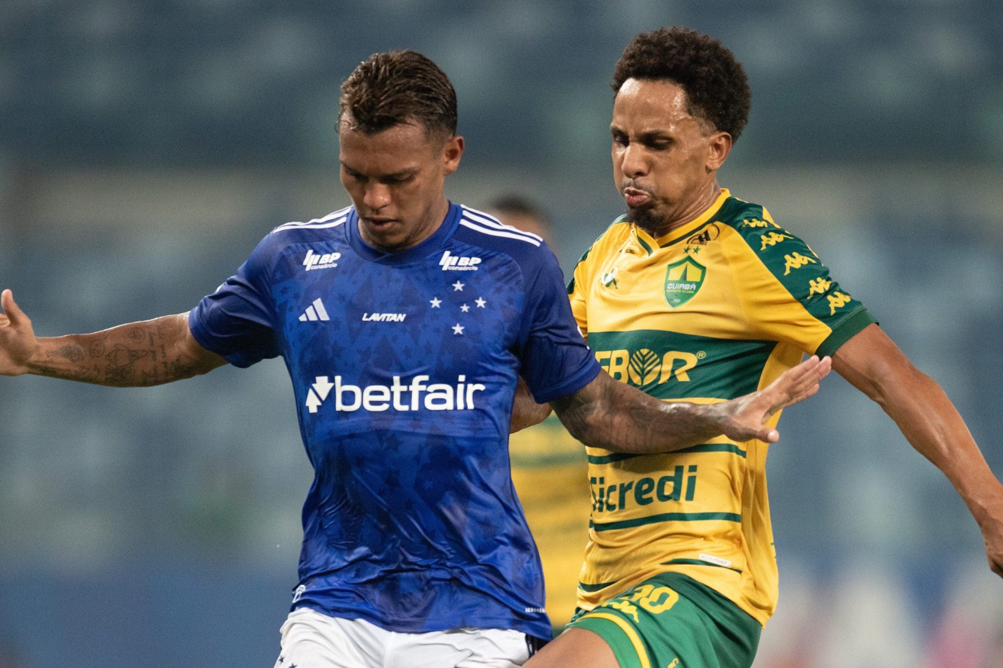 Cruzeiro joga mal, trope&ccedil;a em Cuiab&aacute; e deixa escapar &lsquo;rodada perfeita&rsquo;