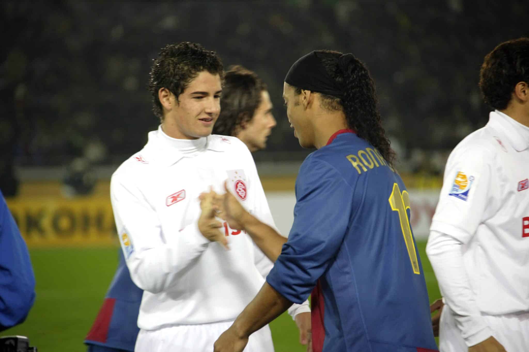 Foto: (Imago) - Alexandre Pato, pelo Internacional, cumprimenta Ronaldinho Ga&uacute;cho, pelo Barcelona, na final do Mundial de Clubes de 2006