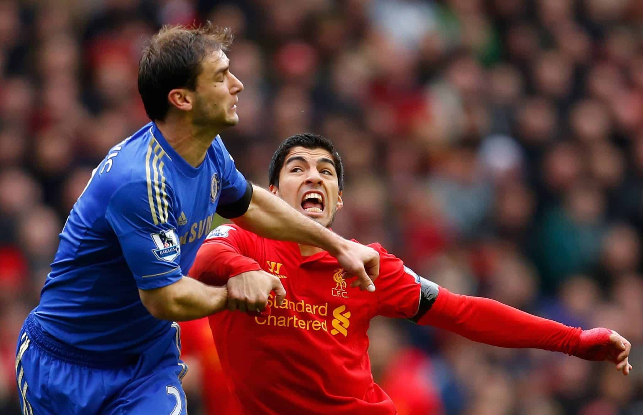 Luis Su&aacute;rez e Ivanovic em Liverpool x Chelsea, 2013. Foto: Imago