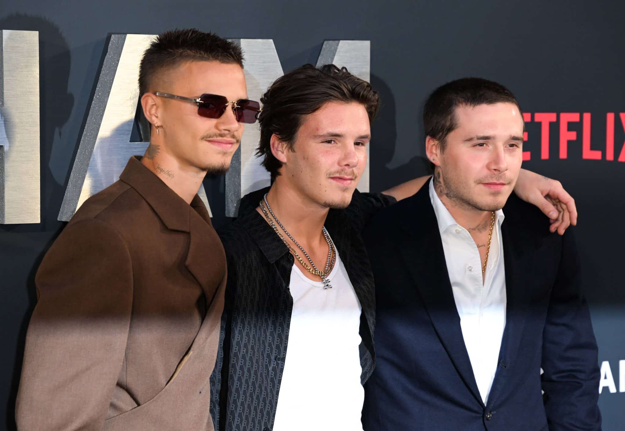 Romeo Beckham ao lado dos irm&atilde;os, Brooklyn Beckham e Cruz Beckham