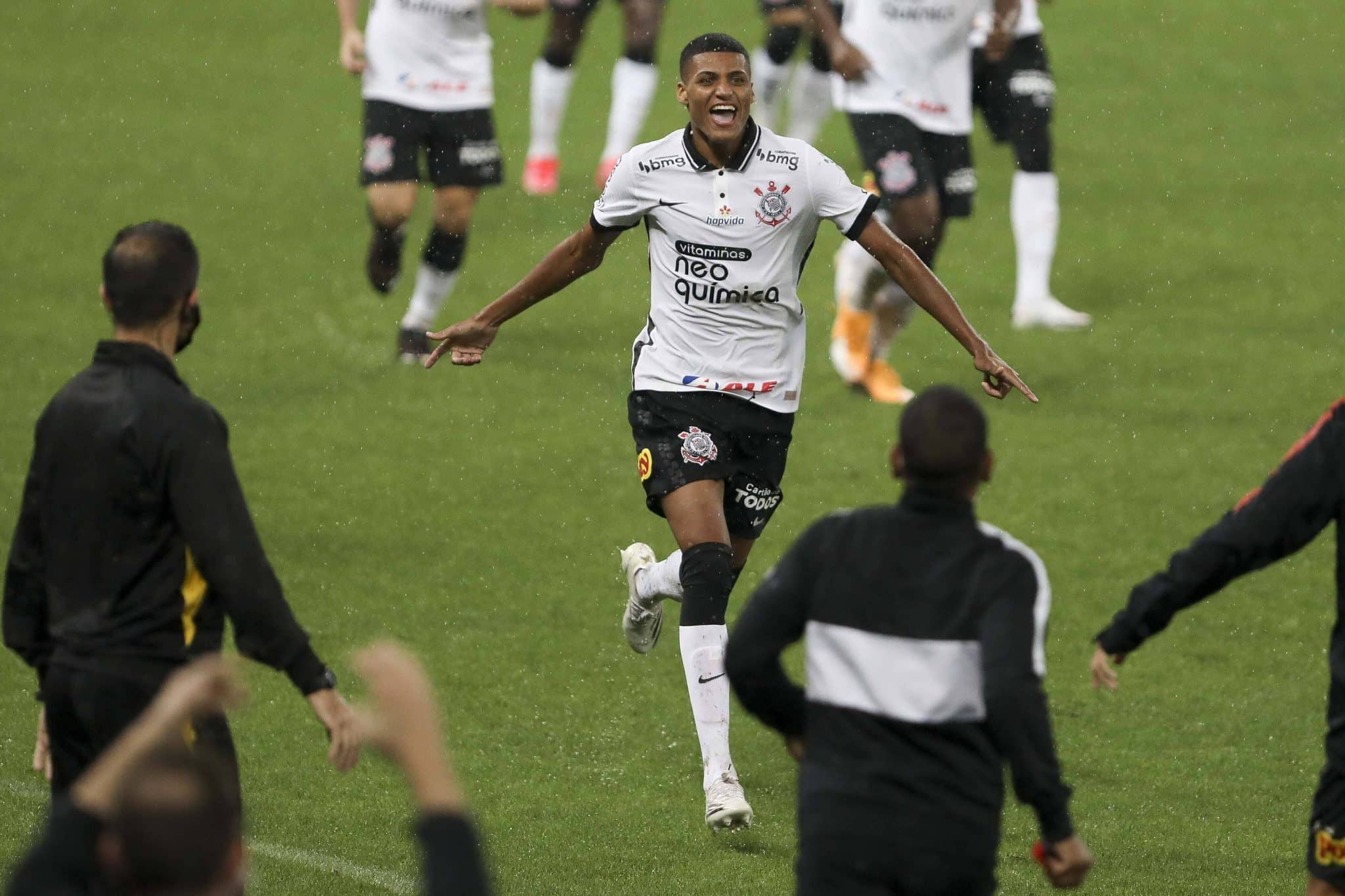 Aos 21 anos, ex-Corinthians anuncia pausa na carreira de futebol