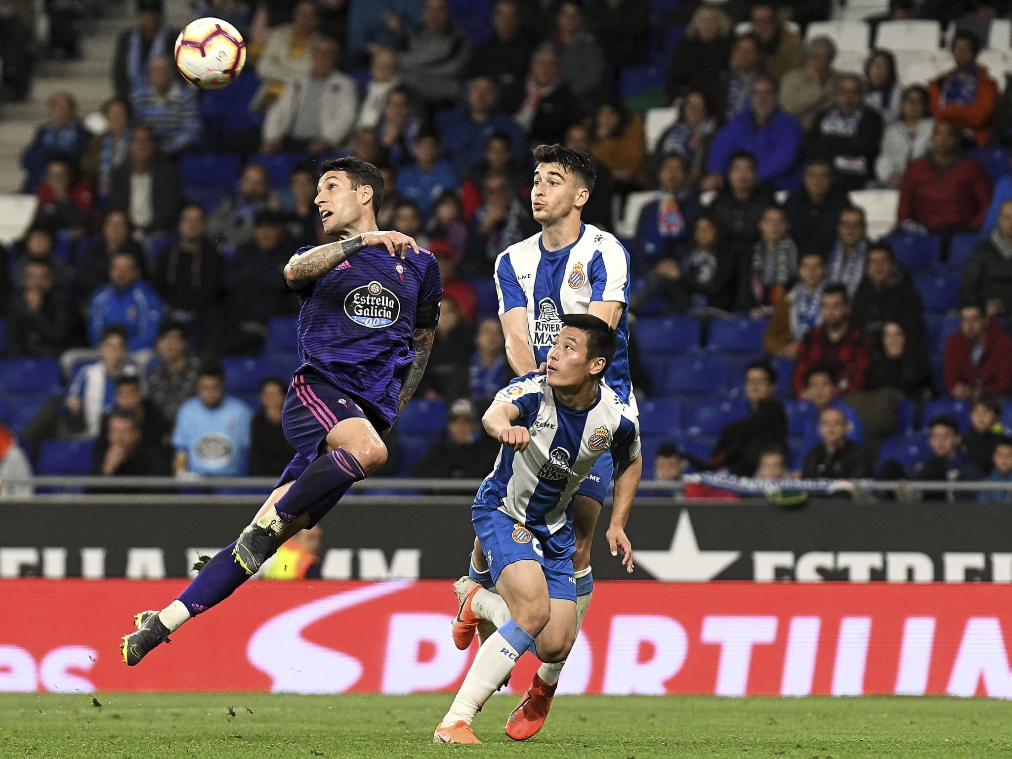 Foto: (Imago) - Hugo Mallo durante a partida entre Espanyol x Celta de Vigo, em abril de 2019