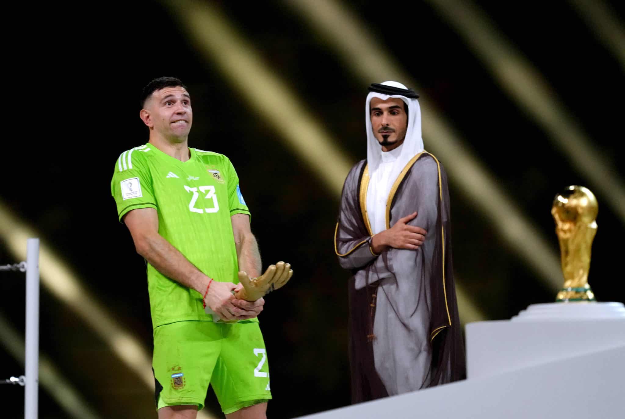 Foto: (Imago) - Dibu Mart&iacute;nez comemora Luva de Ouro da Copa do Mundo 2022 com gesto obsceno