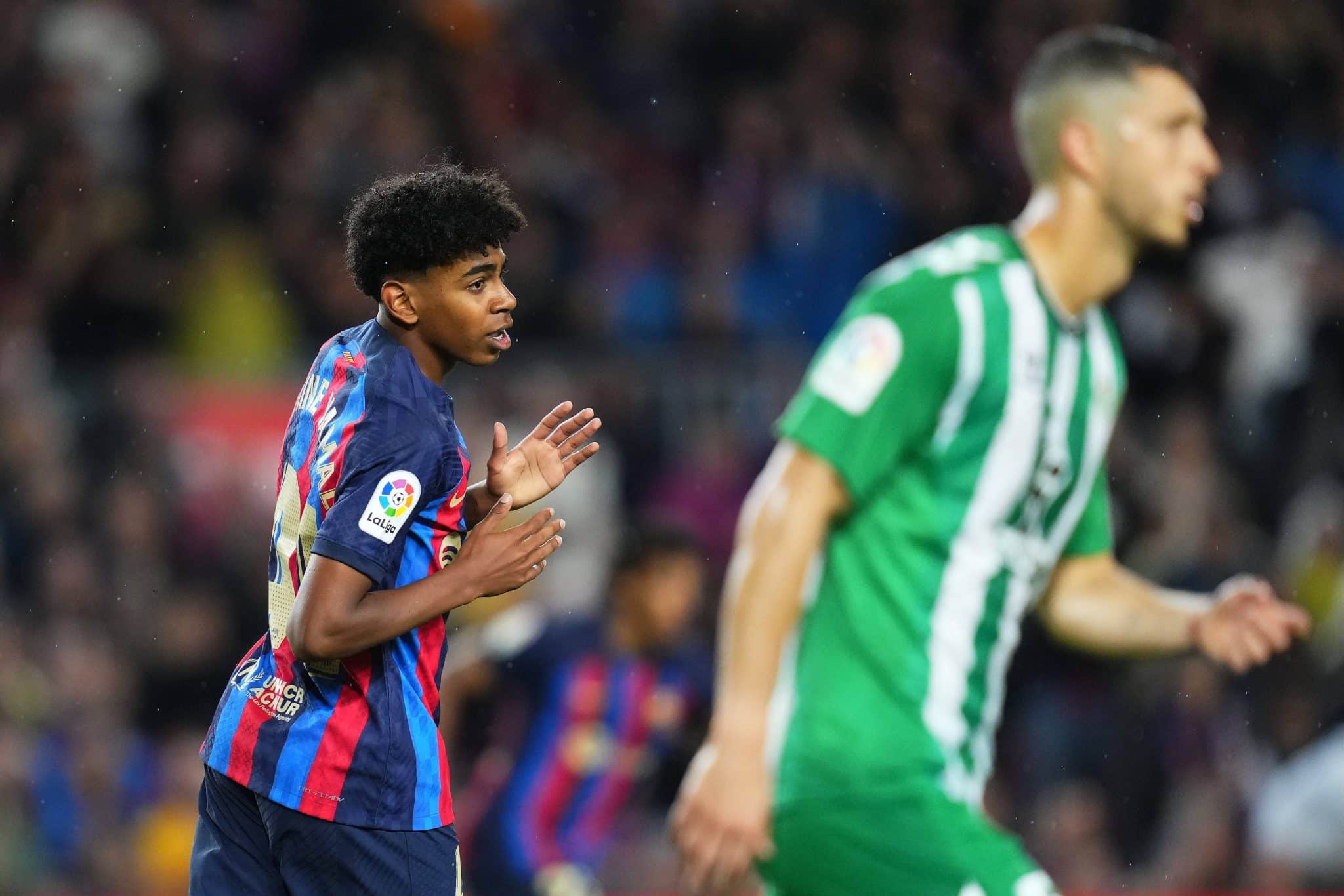 Foto: (Imago) - Lamine Yamal durante sua estreia entre os profissionais do Barcelona, em abril de 2023