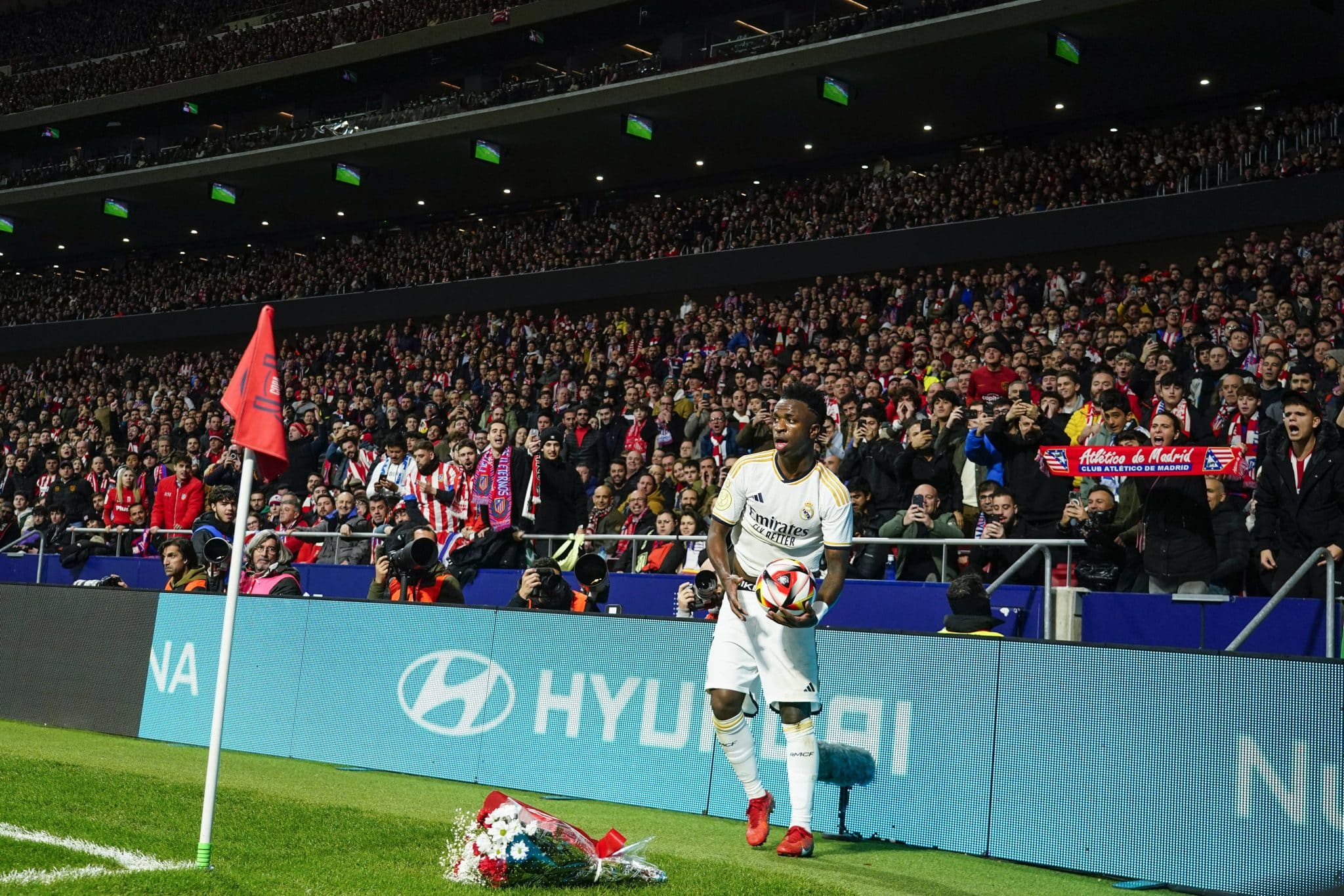 Foto: (Imago) - Vinicius Jr j&aacute; sofreu racismo da torcida do Atl&eacute;tico de Madrid