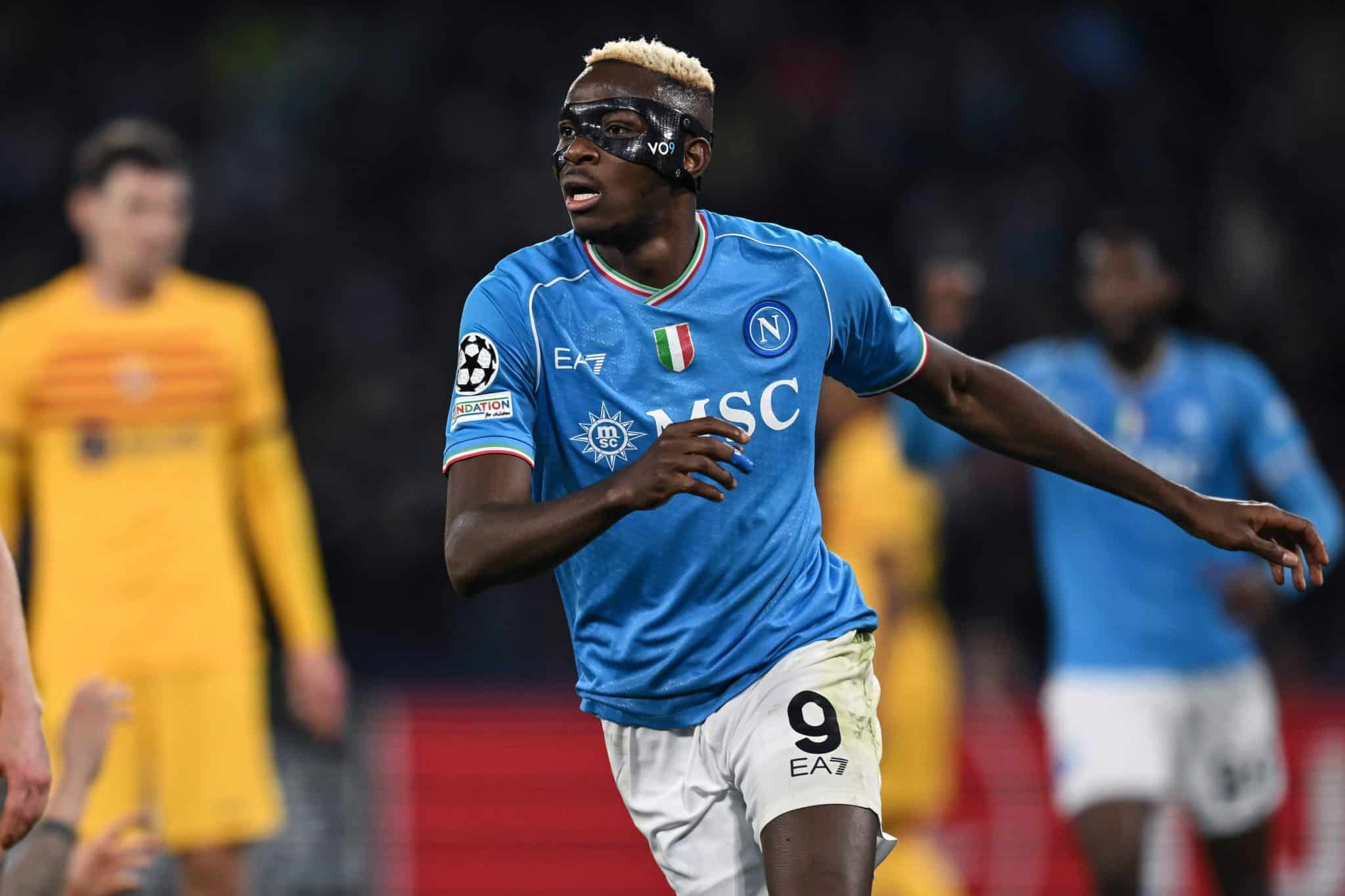 Osimhen, de m&aacute;scara, em a&ccedil;&atilde;o pelo Napoli 