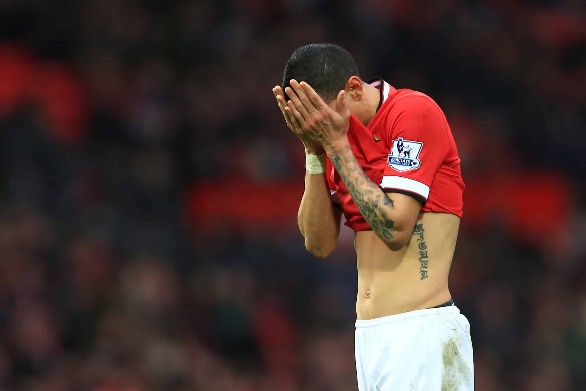 Di Mar&iacute;a se lamenta durante jogo do Manchester United 