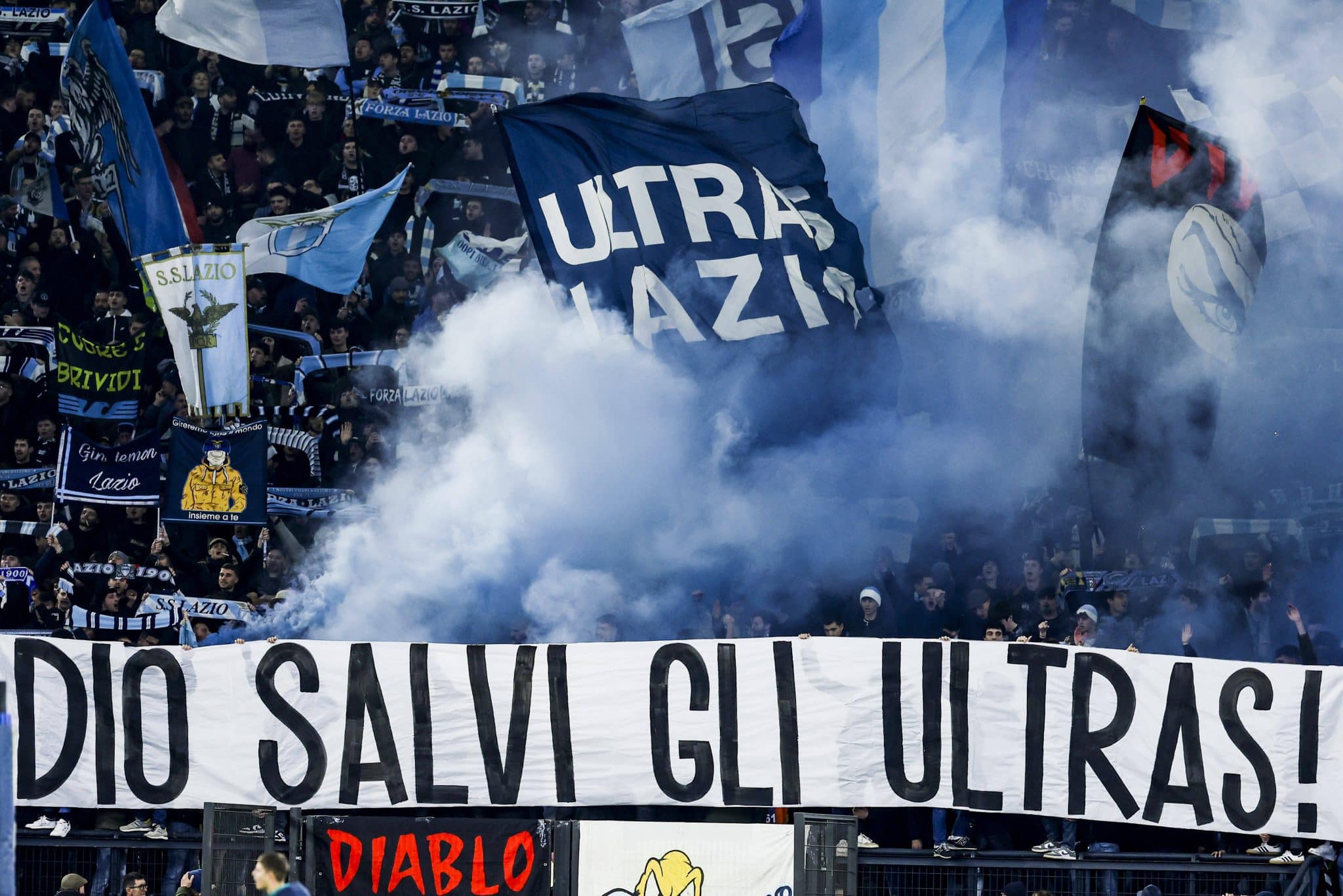Torcedores da Lazio s&atilde;o banidos de jogo da Liga Europa ap&oacute;s confisco de armas pela pol&iacute;cia