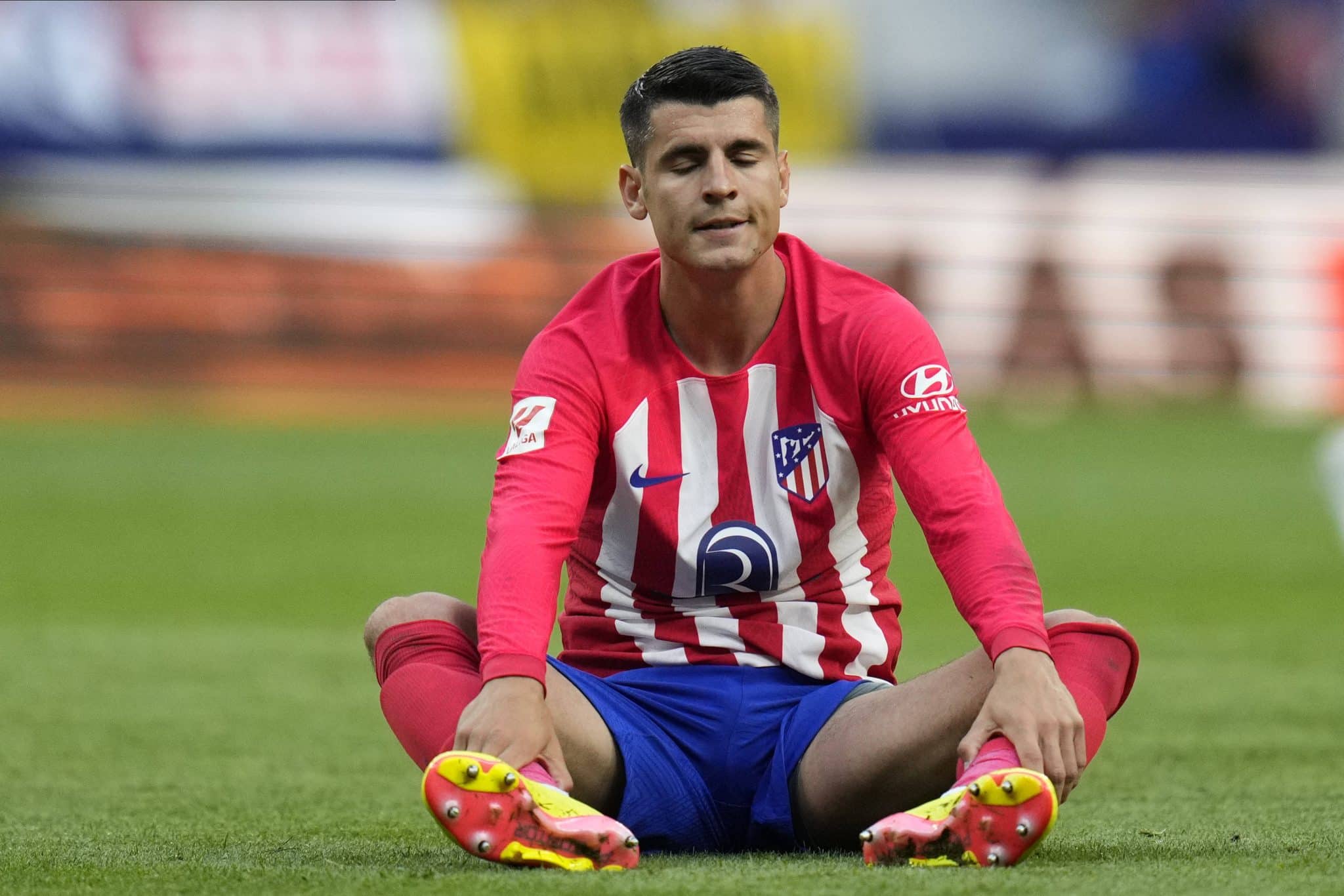 Morata sentado no gramado nos tempos de Atl&eacute;tico de Madrid