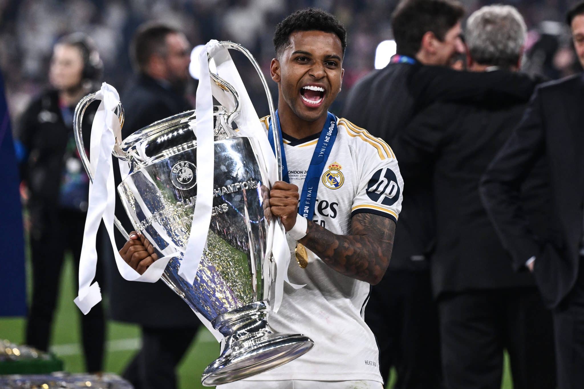 Rodrygo posa com o trof&eacute;u da Champions League 2023/2024 