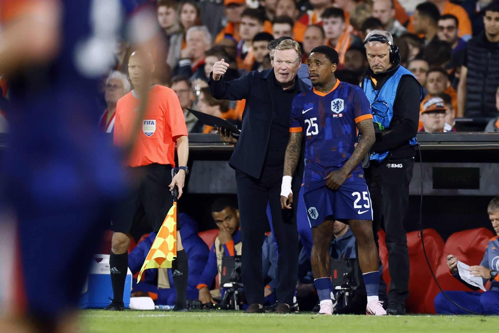 Foto: (Imago) - Ronald Koeman e Steven Bergwijn pela Holanda