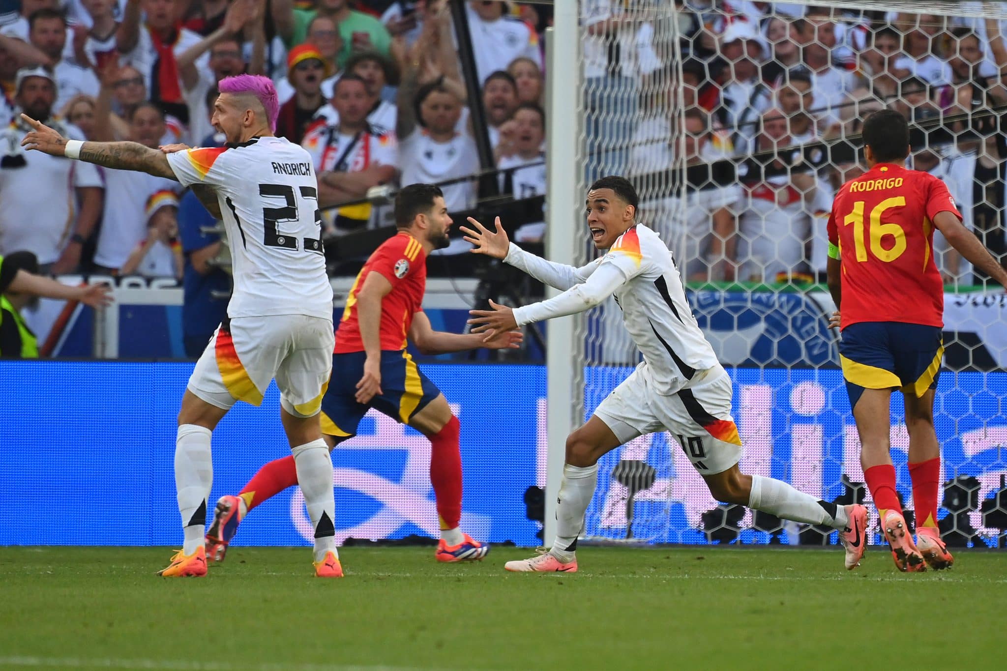 Jogadores da Alemanha reclamam de p&ecirc;nalti. Foto: Imago
