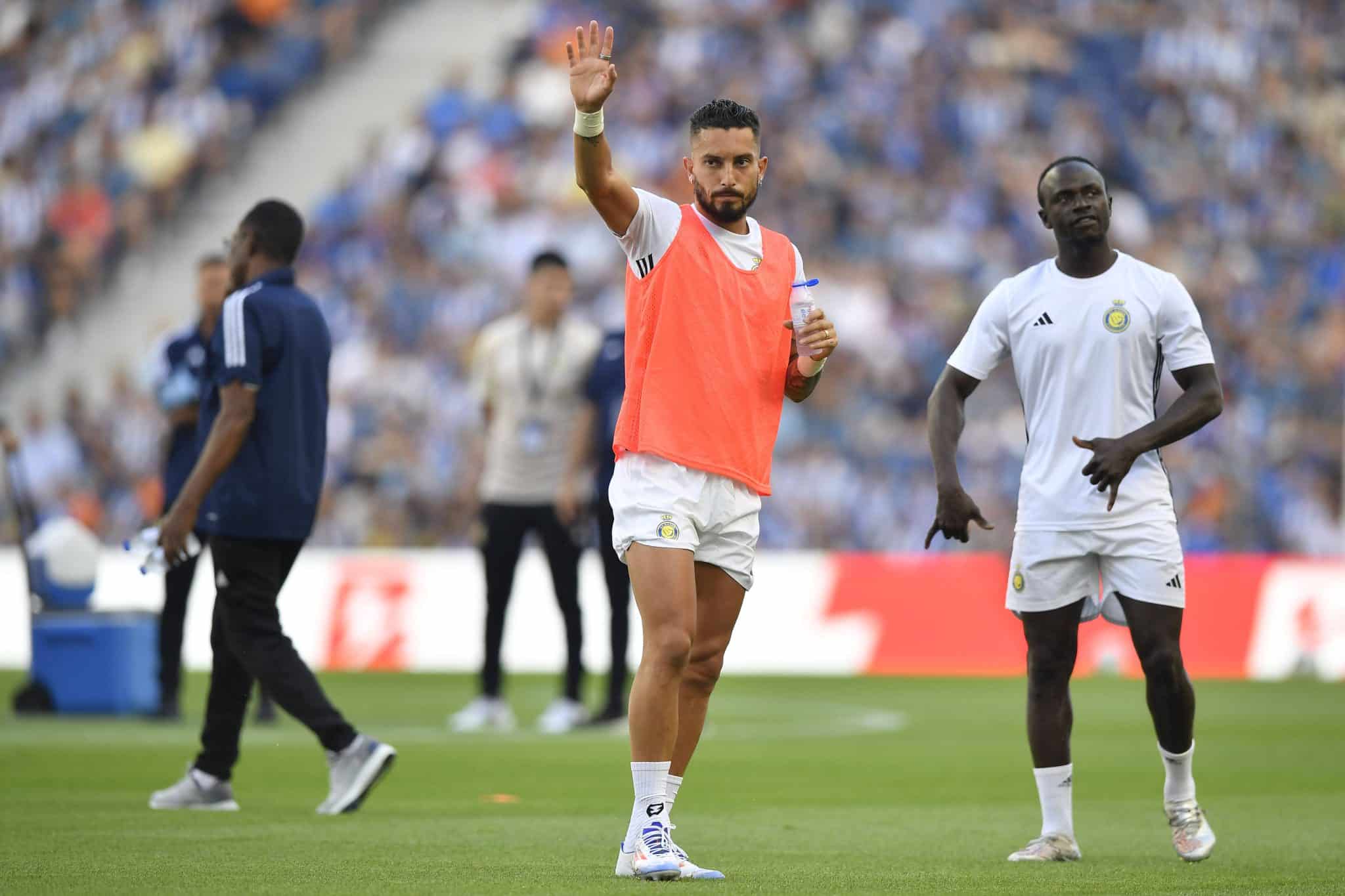 Alex Telles acena para torcedores do Al-Nassr