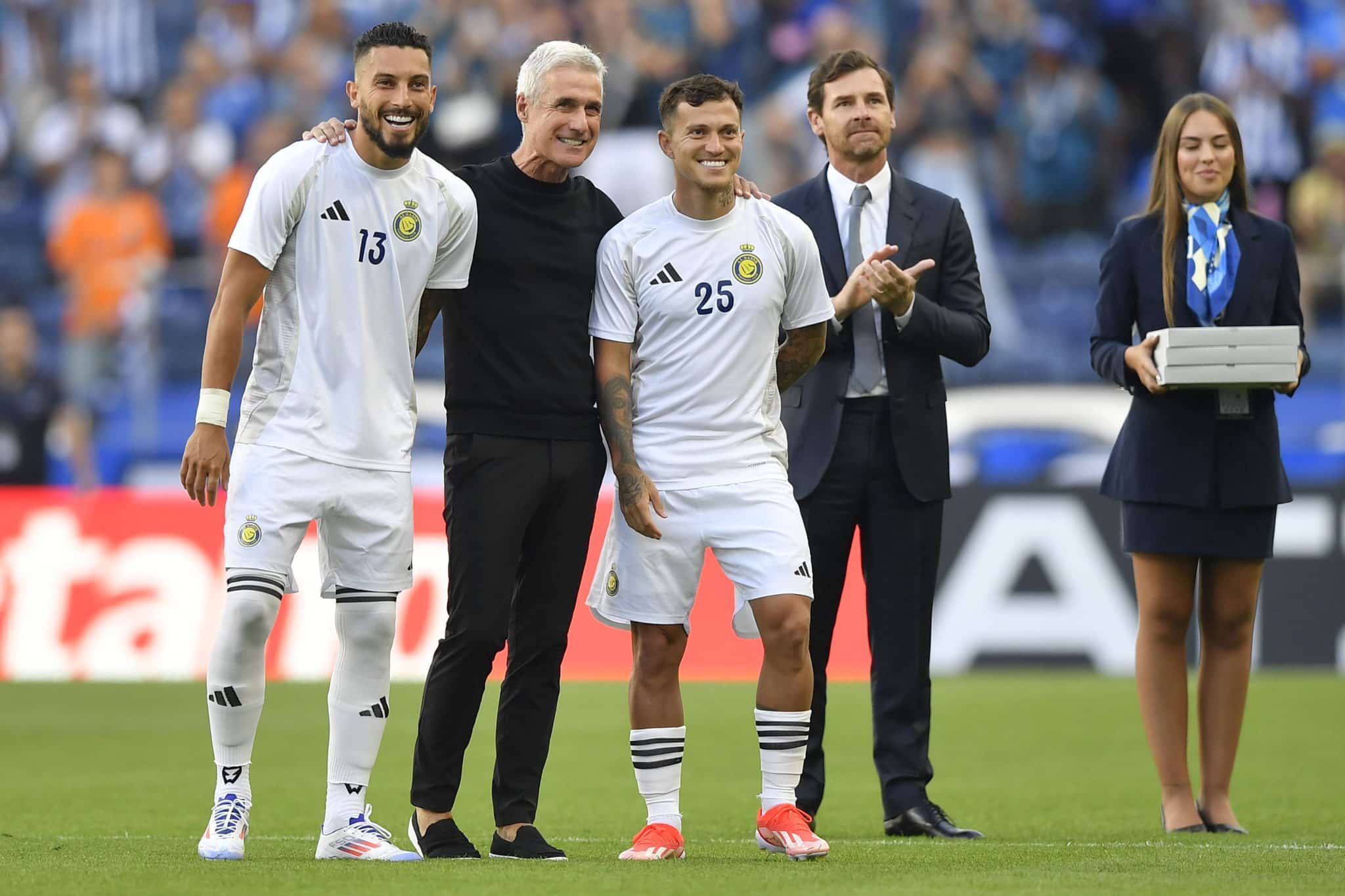 Lu&iacute;s Castro, ex-t&eacute;cnico de Botafogo e Al-Nassr, ao lado de Alex Telles e Ot&aacute;vio