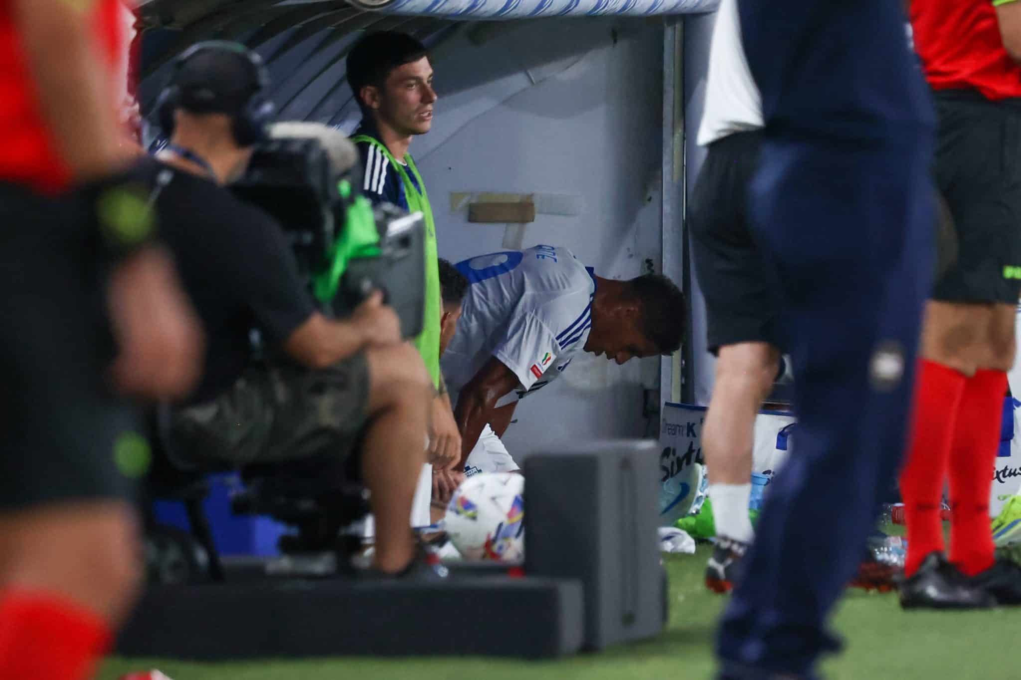 Varane sofreu les&atilde;o no primeiro jogo da temporada. Foto: Imago