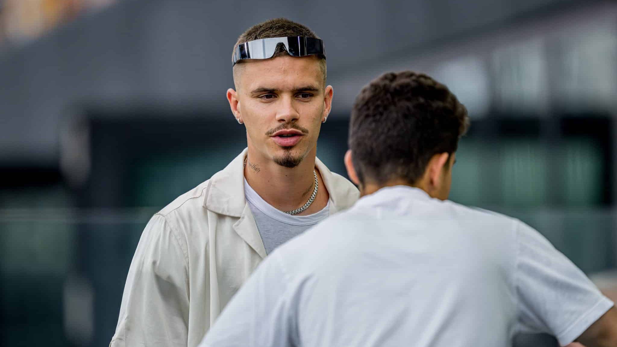 Com passagem pela base do Arsenal, filho de Beckham abandona futebol em mudan&ccedil;a radical