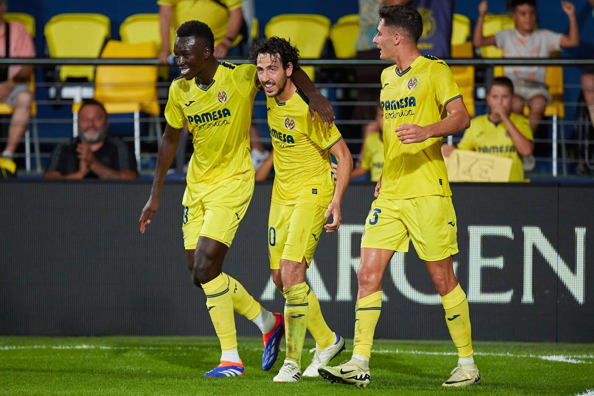 Jogadores do Villarreal celebram gol em partida de LaLiga 