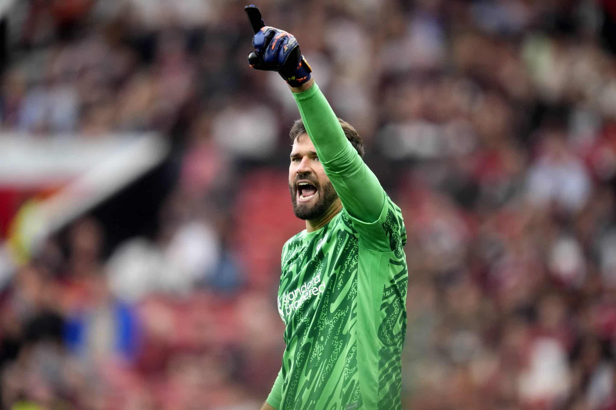 Alisson n&atilde;o levou gols contra o Manchester em 8 dos 13 jogos. Foto: Imago