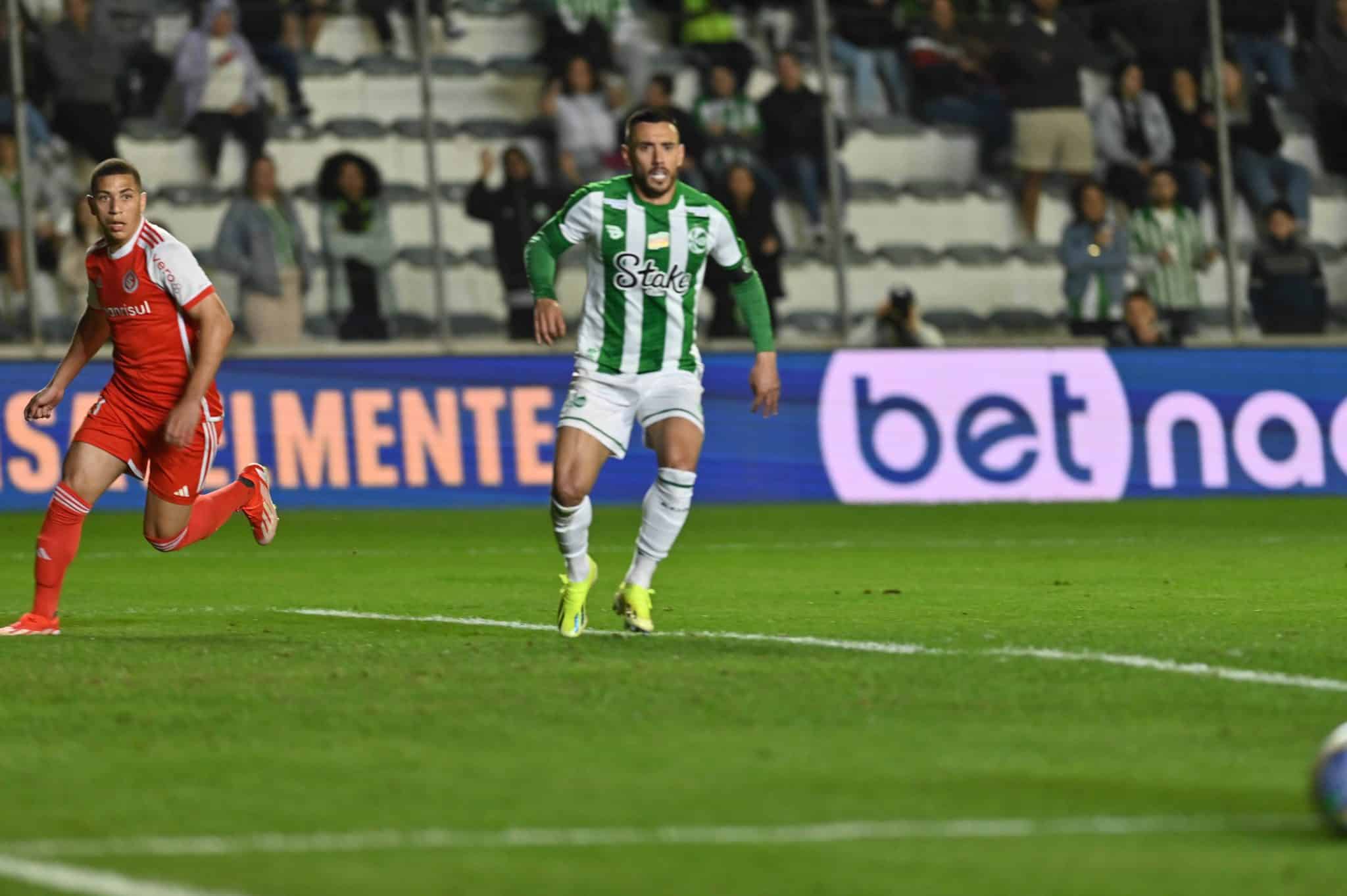 Foto: (Imago) - Gabriel Carvalho segundos antes de seu primeiro gol pelo Internacional