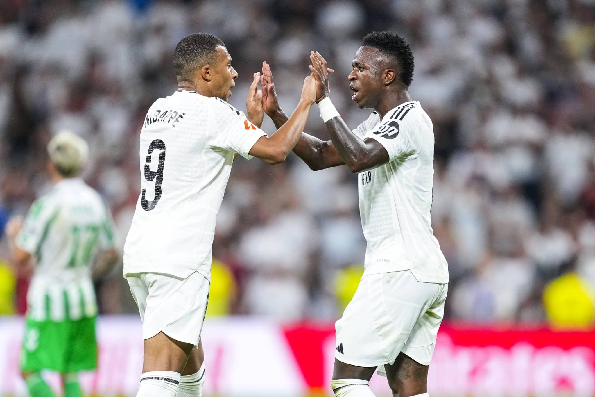 Vini Jr e Mbapp&eacute; comemoram gol pelo Real Madrid. Foto: Imago