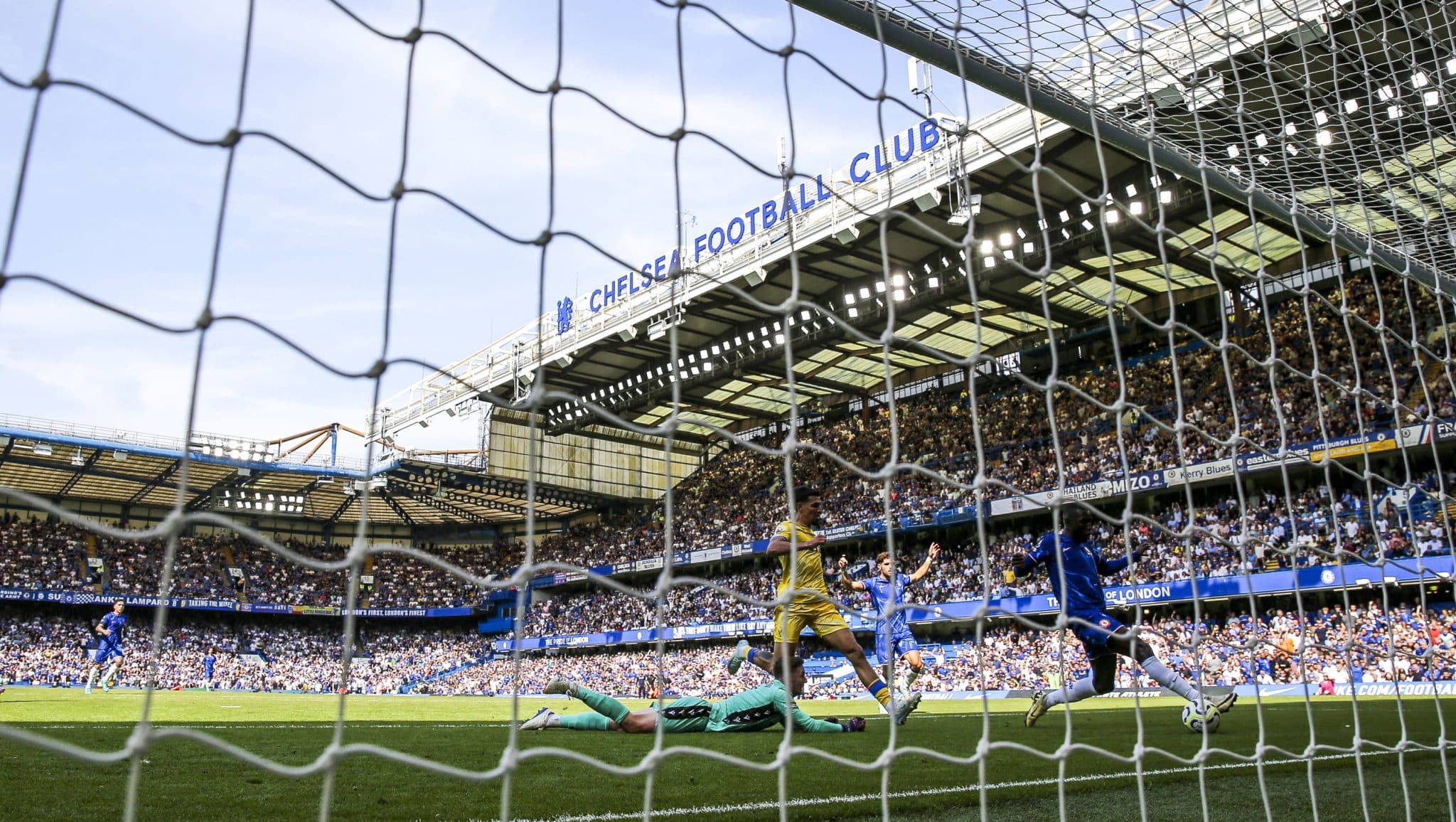 C&acirc;mera de dentro do gol capta lance de perigo em Chelsea x Crystal Palace