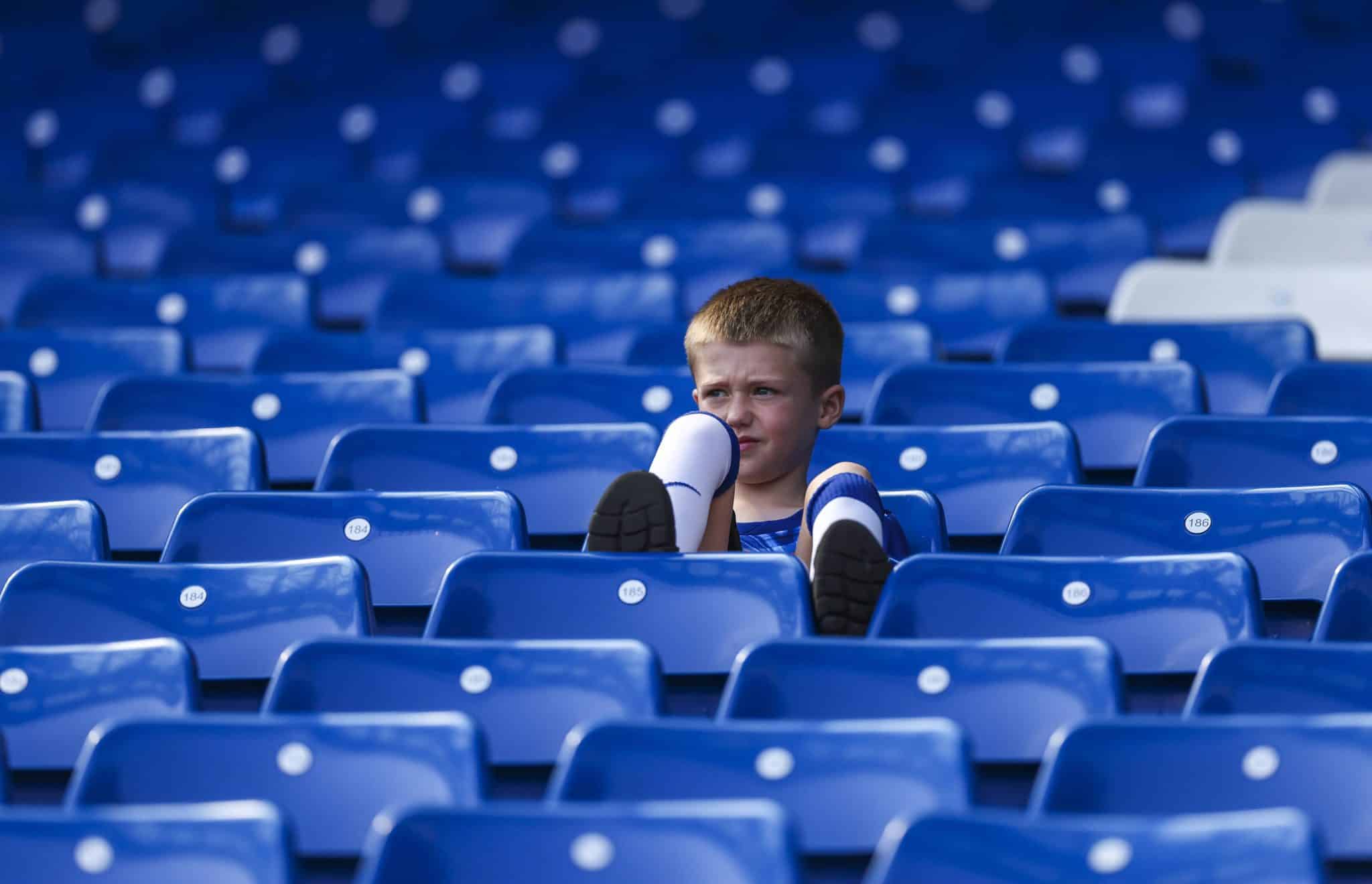 Torcedor mirim do Chelsea nas arquibancadas de Stamford Bridge 