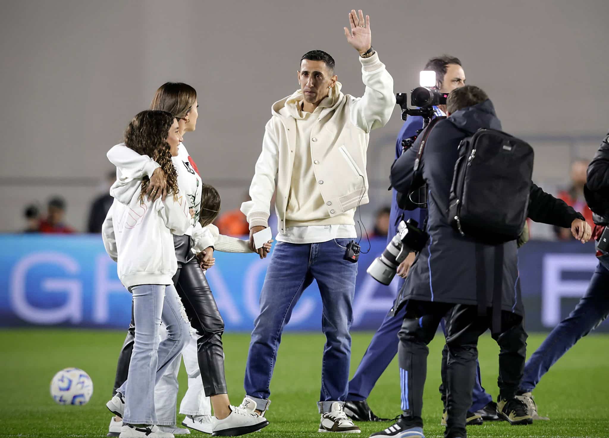 Di Mar&iacute;a emocionado ao lado da fam&iacute;lia 