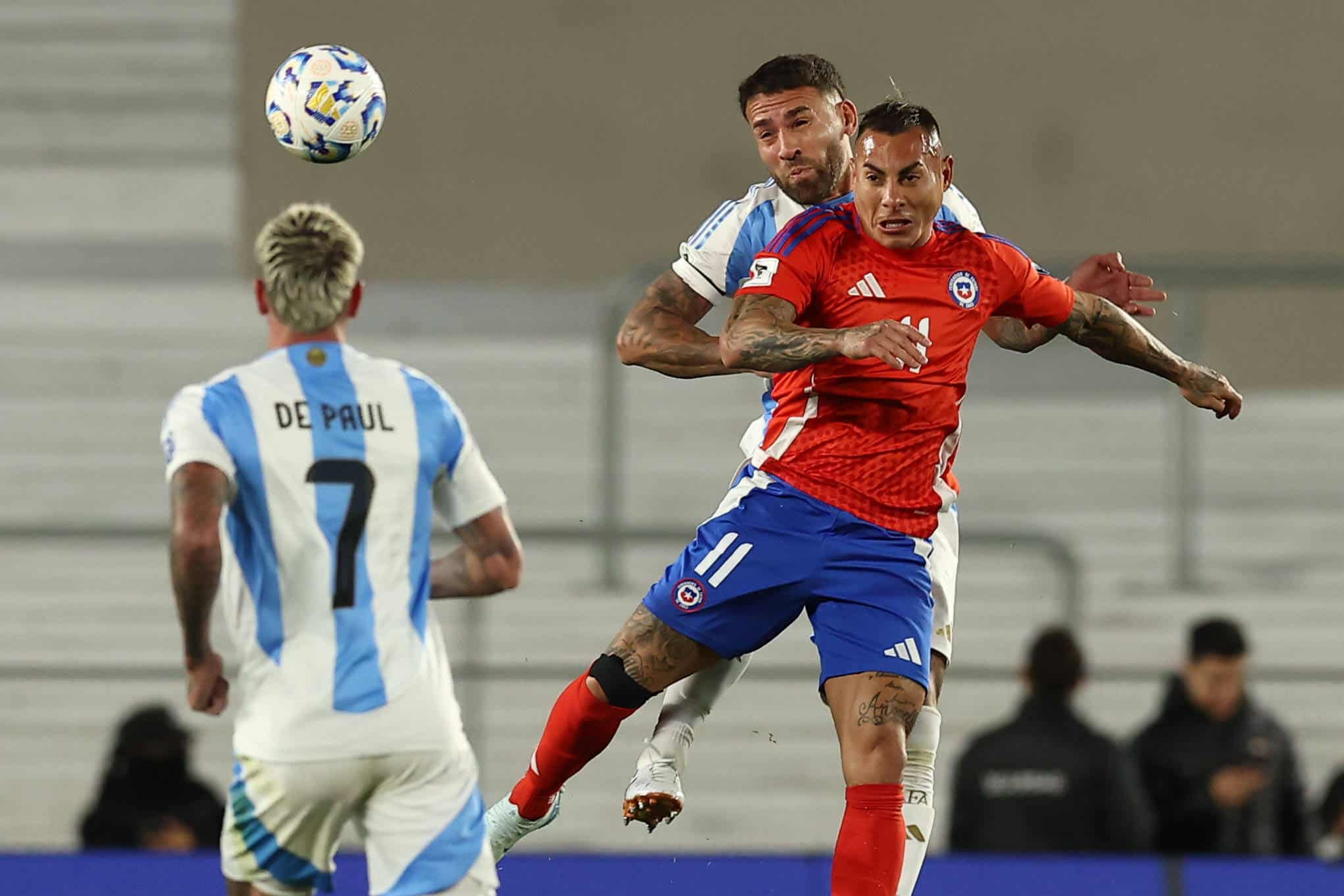 Vargas e Otamendi disputam bola a&eacute;rea em Argentina x Chile 