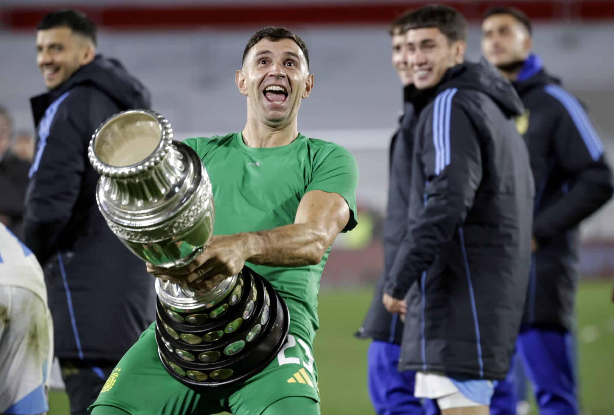 Goleiro argentino ignora cr&iacute;ticas e &lsquo;renova&rsquo; pol&ecirc;mica da Copa do Mundo em comemora&ccedil;&atilde;o
