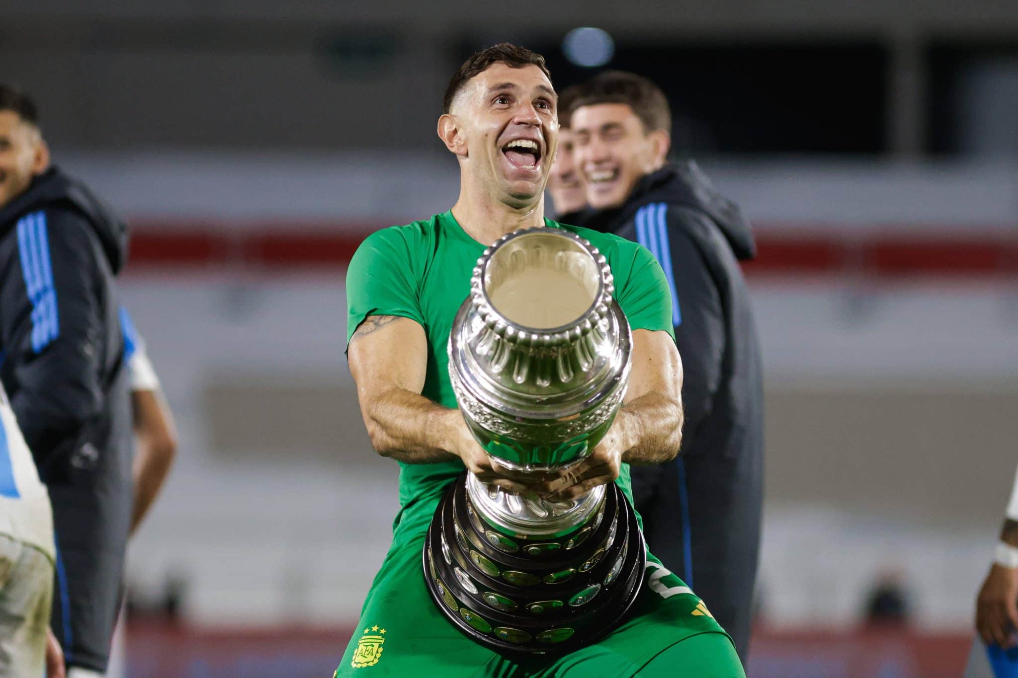Dibu faz gesto obsceno com a ta&ccedil;a da Copa Am&eacute;rica. Foto: Imago