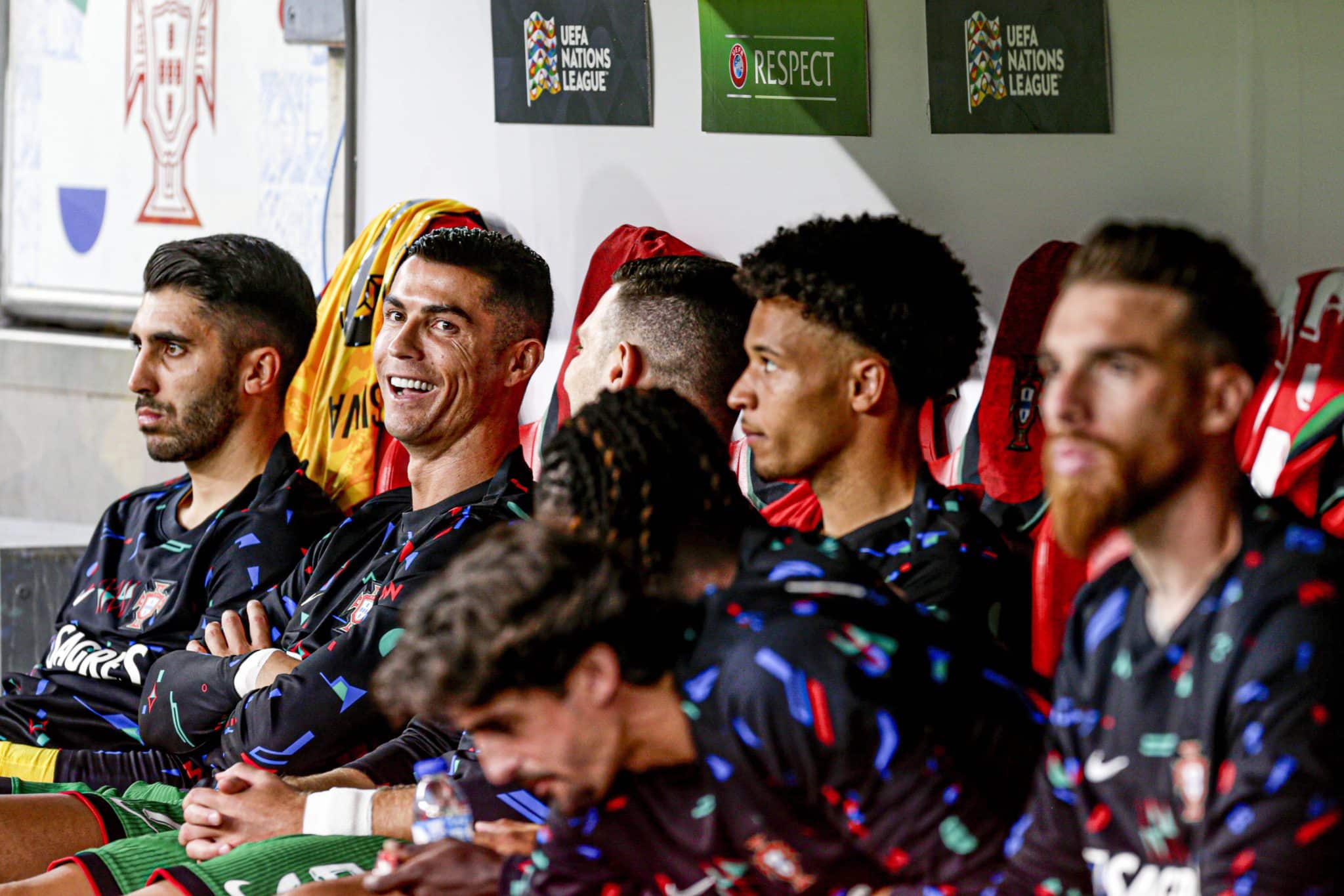 Cristiano Ronaldo iniciou a partida contra a Esc&oacute;cia no banco de reservas 