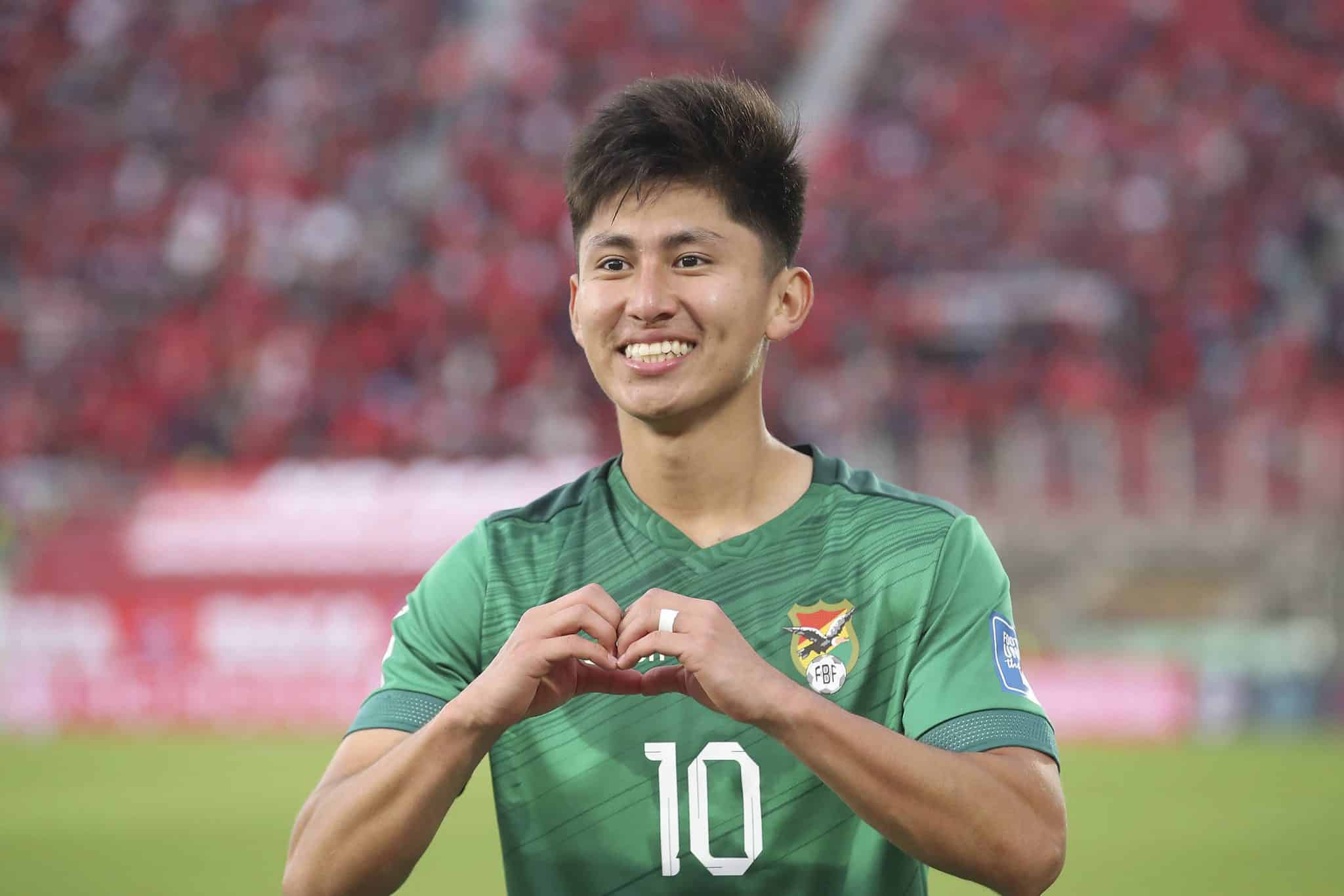 Atacante do Santos, Miguelito celebra o gol hist&oacute;rico pela Bol&iacute;via