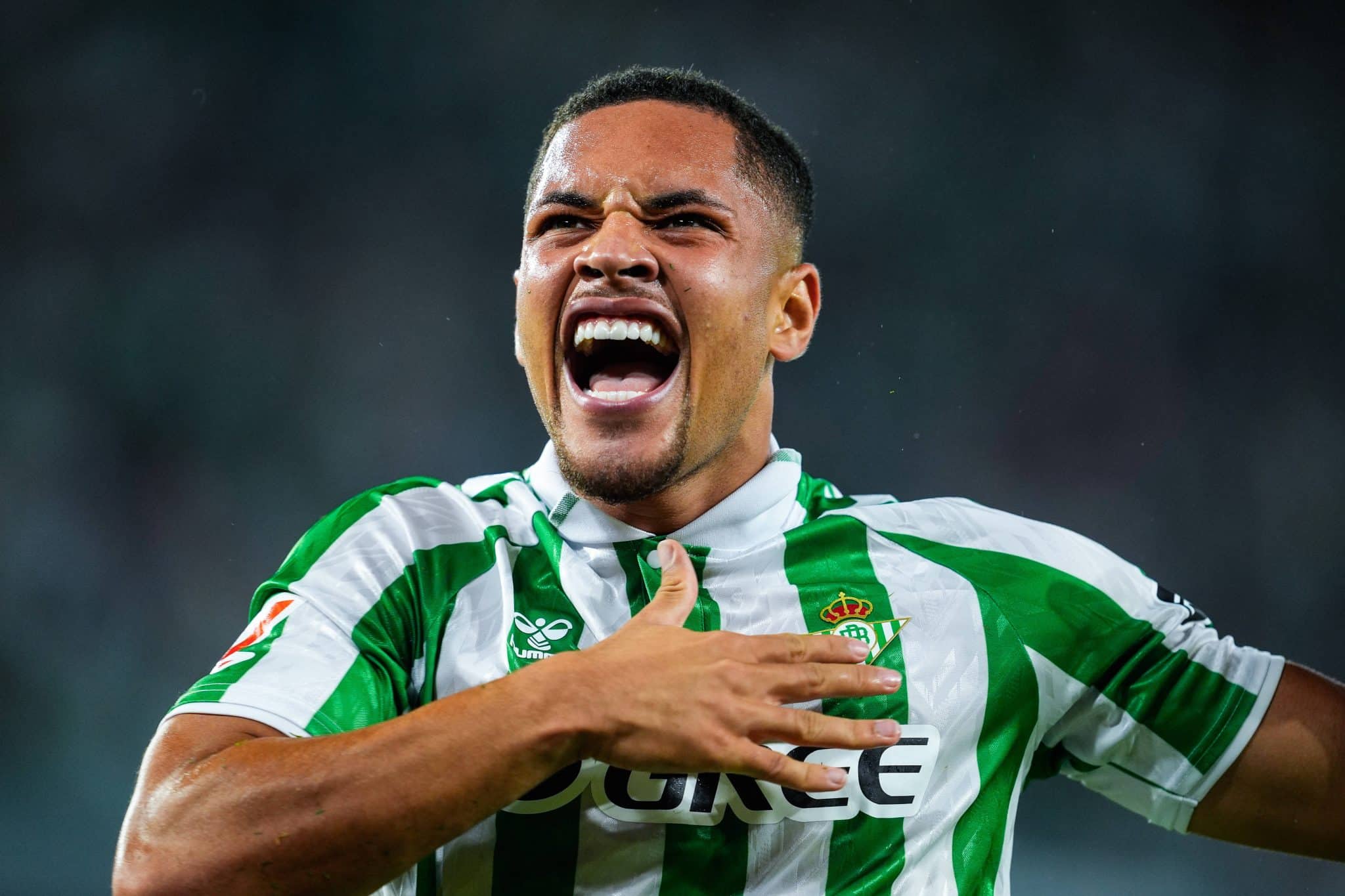 Vitor Roque marca o primeiro pelo Betis e revela meta de gols para a temporada