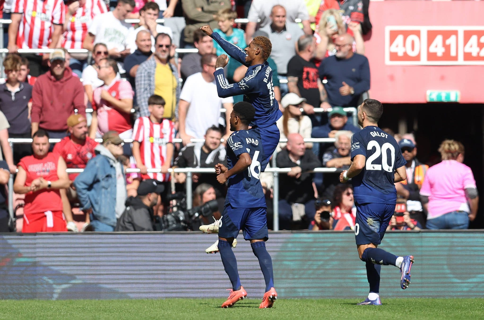 Foto: (Imago) - Marcus Rashford comemora seu gol em Southampton x Manchester United