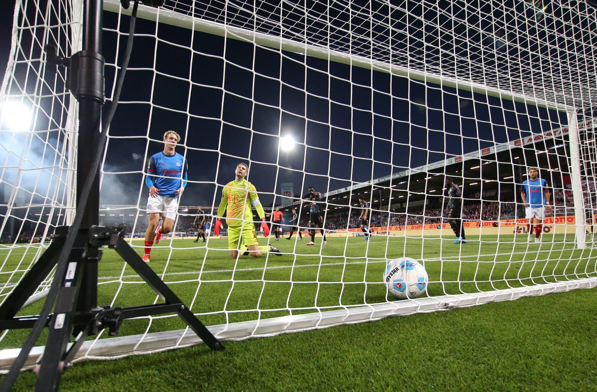 Neuer lamenta gol sofrido contra o Holstein Kiel. Foto: Imago