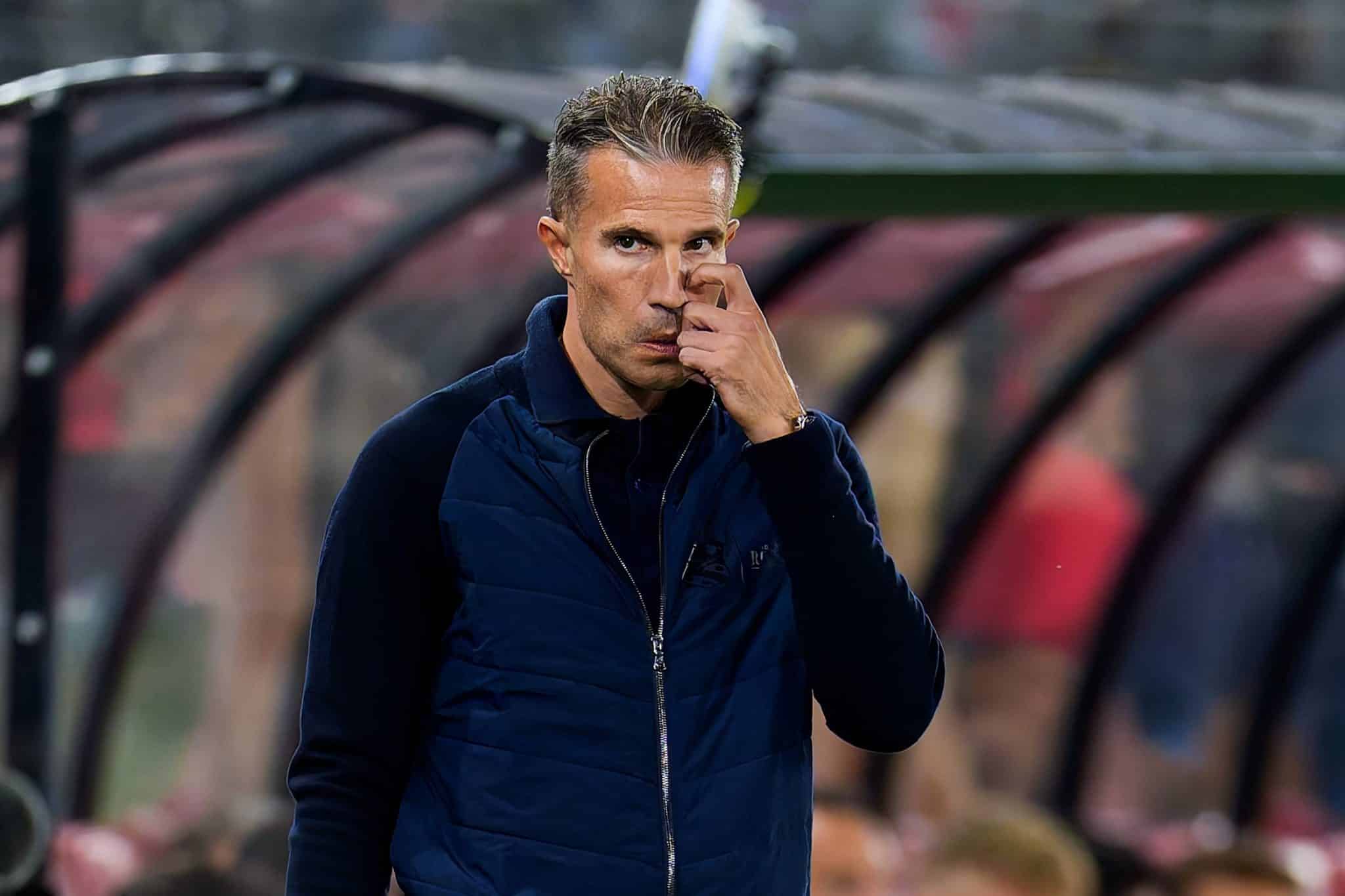 Van Persie dispensa cr&iacute;ticas ap&oacute;s perder por 9 a 1 na Holanda: &lsquo;&Eacute; nisso que acredito&rsquo;