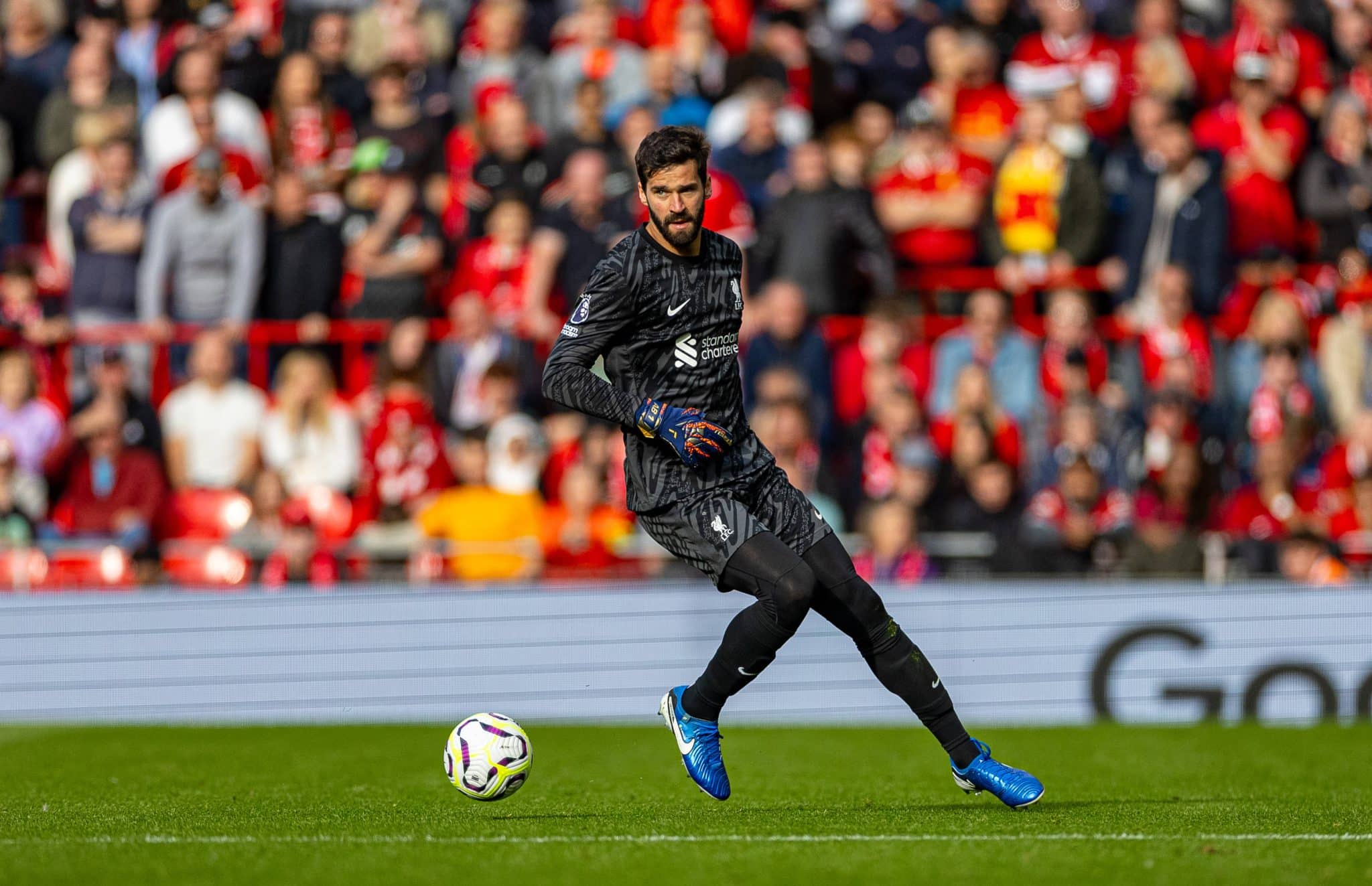Alisson em a&ccedil;&atilde;o pelo Liverpool