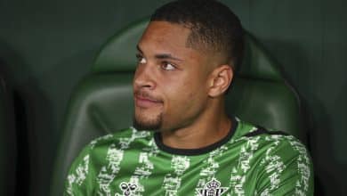 Na volta de Vitor Roque ap&oacute;s les&atilde;o, argentino rouba a cena no Betis