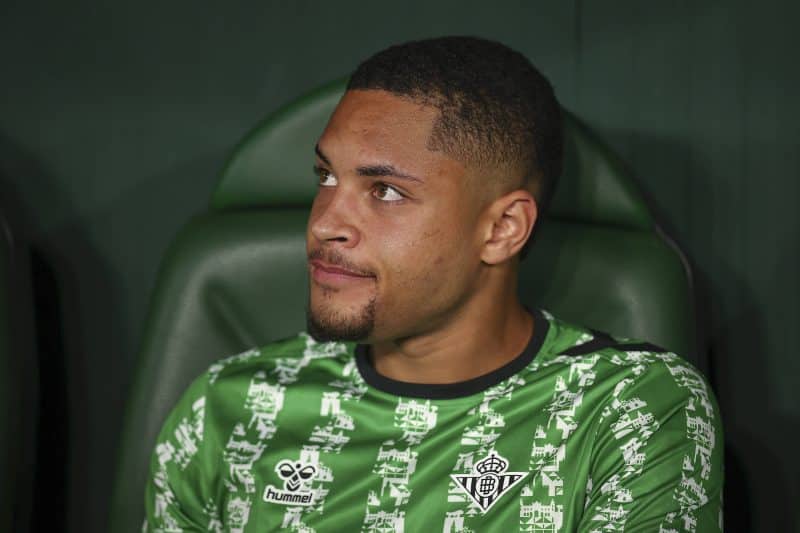 Na volta de Vitor Roque após lesão, argentino rouba a cena no Betis