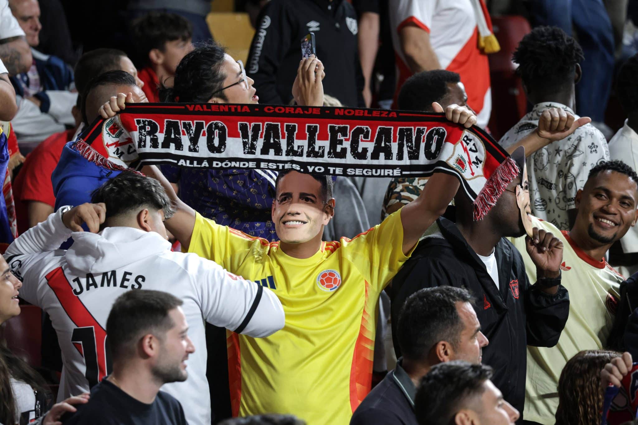 M&aacute;scaras, euforia e rela&ccedil;&atilde;o com &iacute;dolo colombiano: a estreia de James Rodr&iacute;guez no Rayo Vallecano