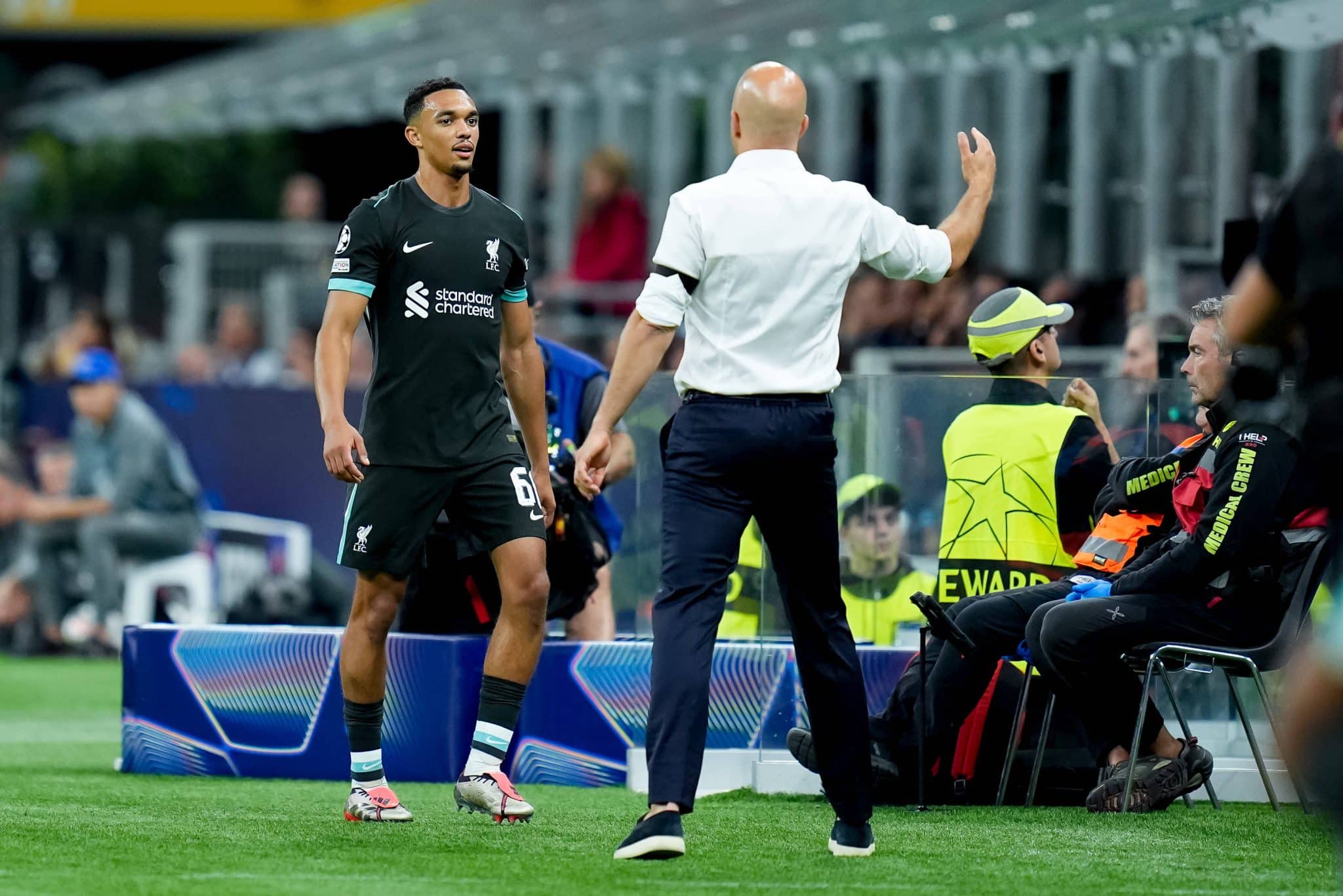 Arne Slot e Arnold comemoram a vitória de vitória do Liverpool sobre o Milan, na Champions League. Foto: Imago