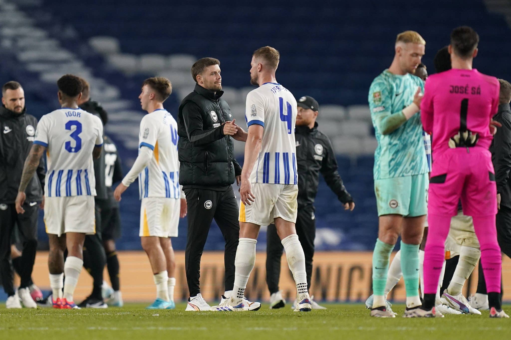 Foto: (Imago) - Brighton comemora classifica&ccedil;&atilde;o sobre o Wolverhampton na Copa da Liga Inglesa