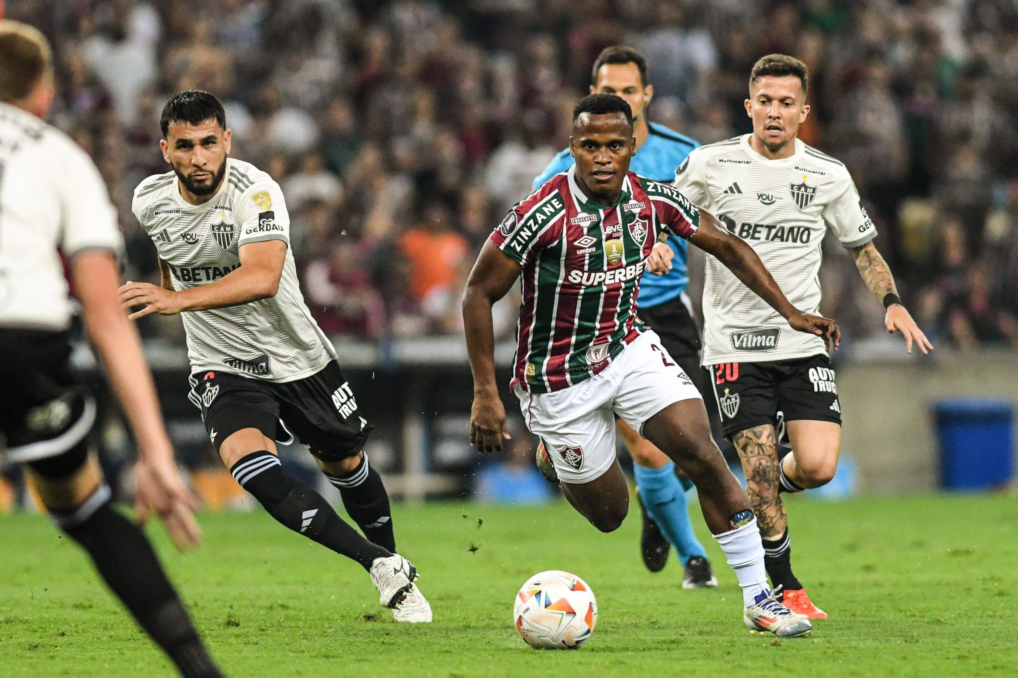 Jhon Arias trocou de lado para cair por dentro e mexer na defesa do Atl&eacute;tico. Funcionou para o Fluminense - Foto: Imago