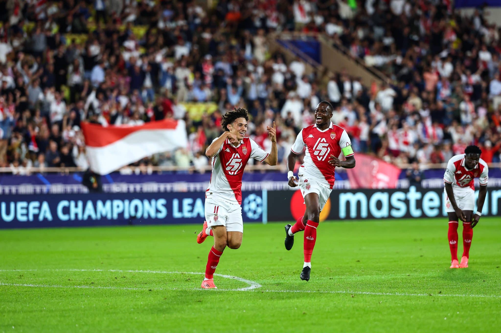 Akliouche celebra gol do Monaco contra o Barcelona
