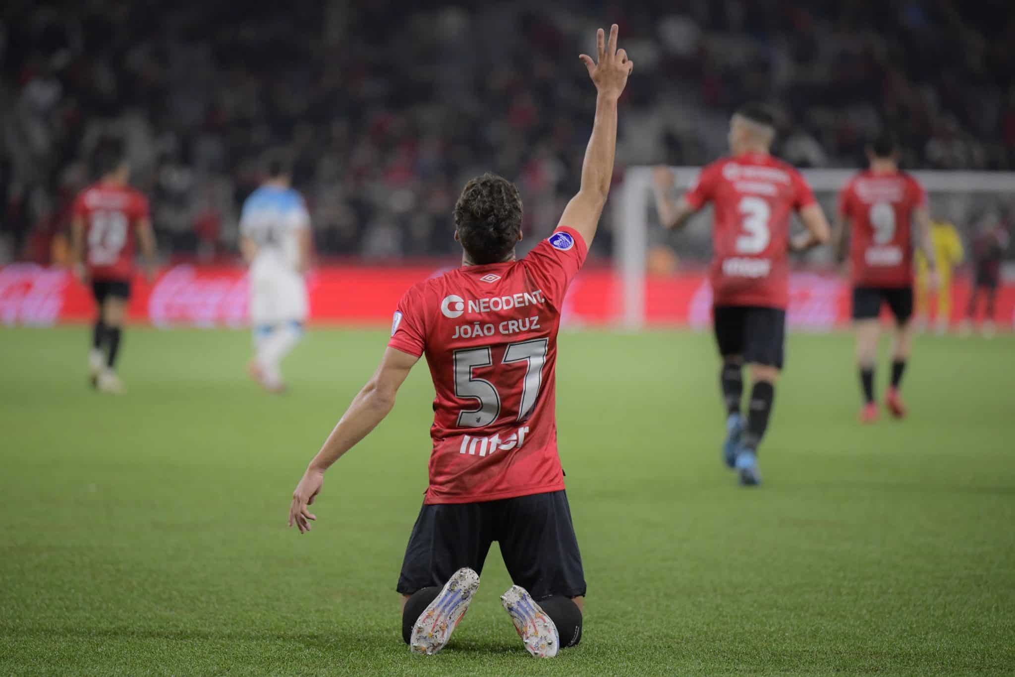 Comemora&ccedil;&atilde;o de Jo&atilde;o Cruz em Athletico-PR 1 x 0 Racing
