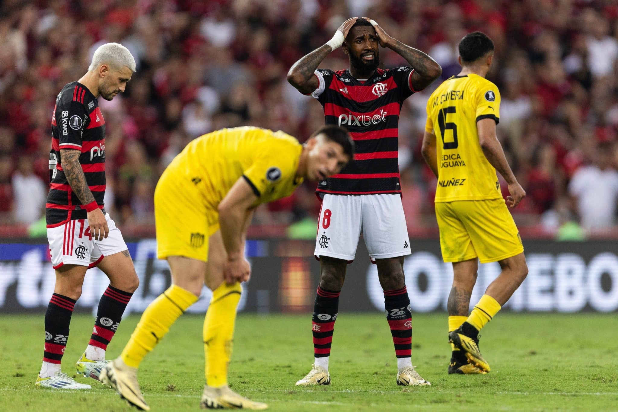 Gerson em a&ccedil;&atilde;o contra o Pe&ntilde;arol 