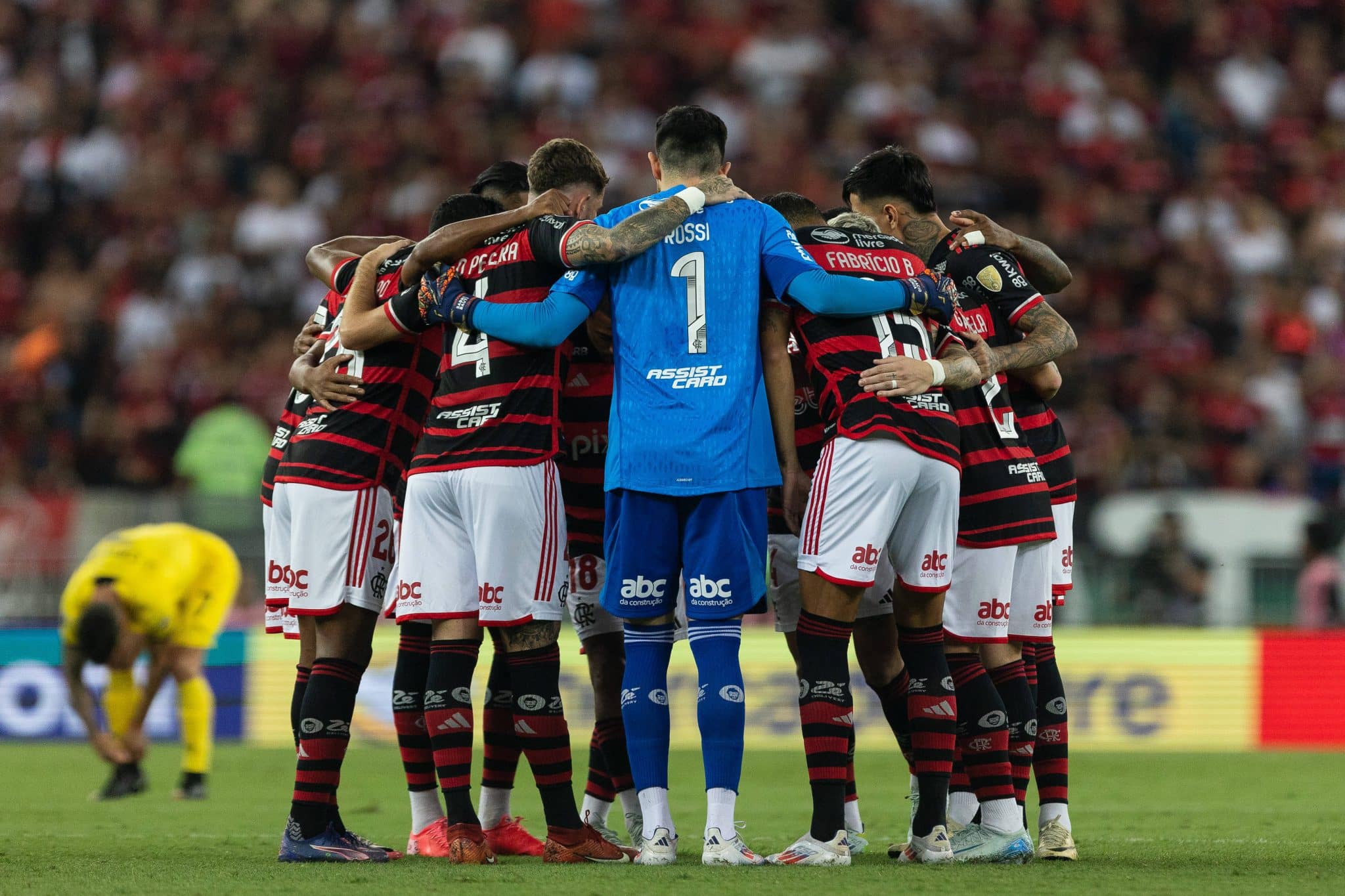 Corrente de jogadores do Flamengo antes de jogo contra o Pe&ntilde;arol